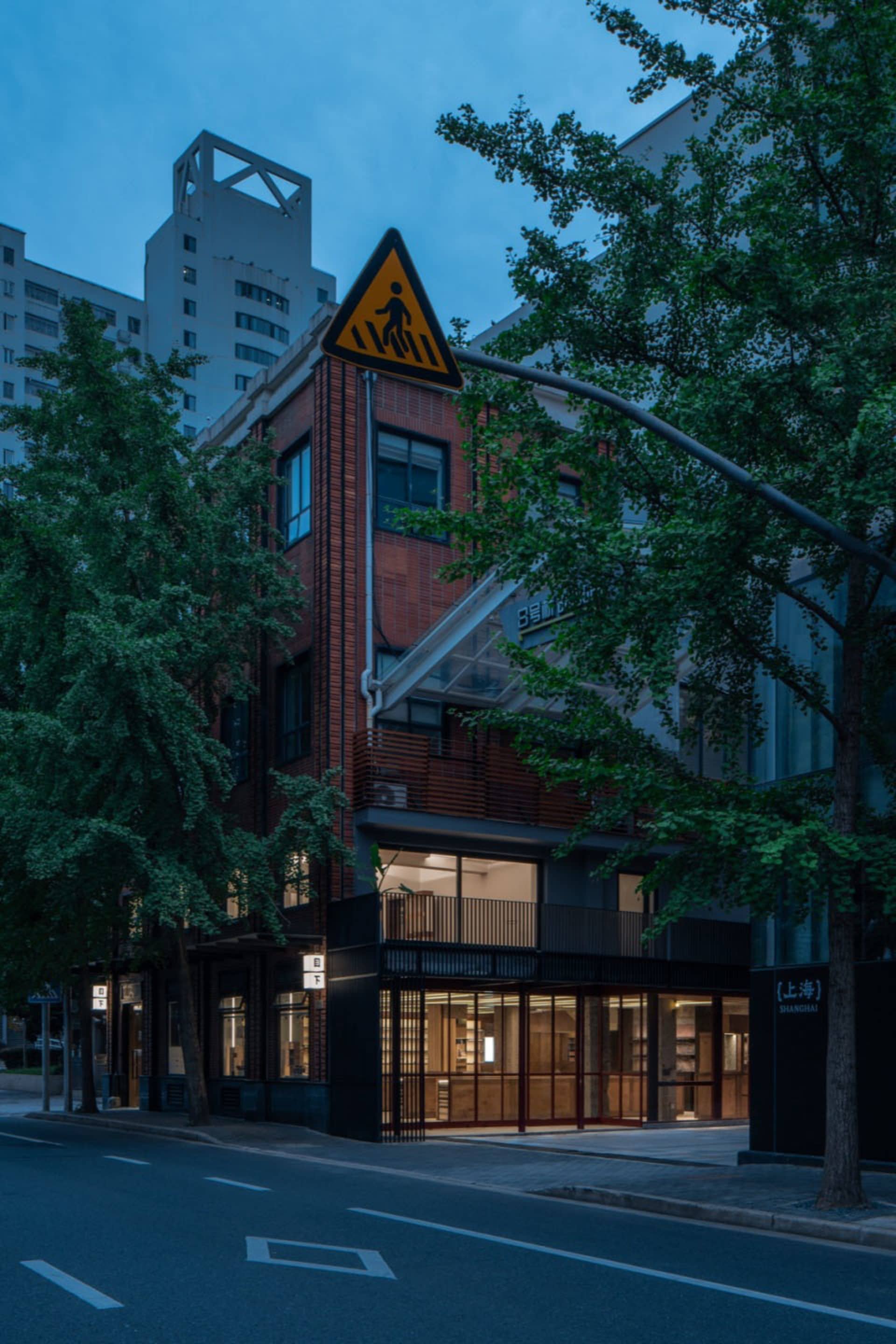 現代店面採用磚牆與混凝土材質。