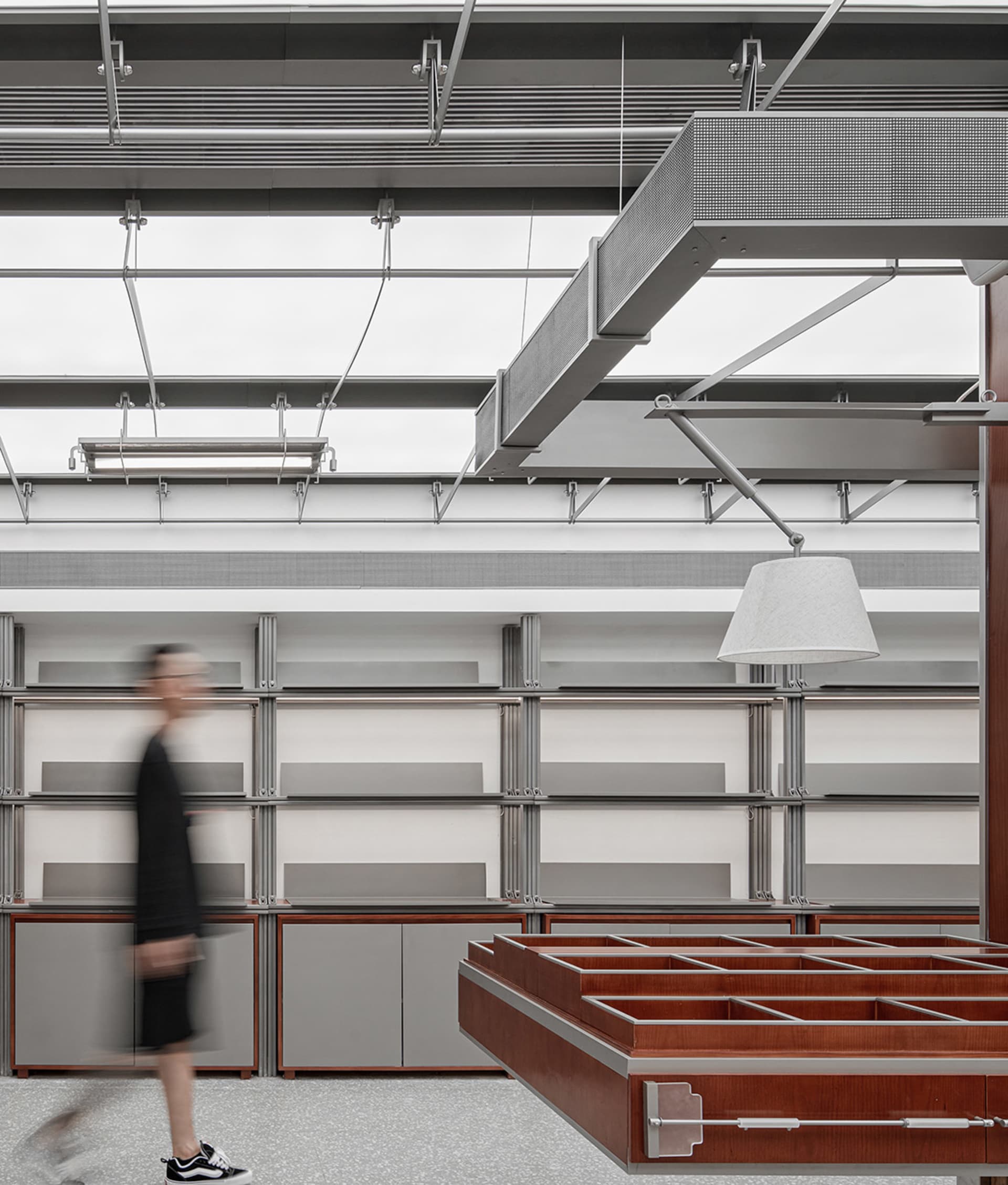 現代展示間陳列工業風金屬層架與燈具。