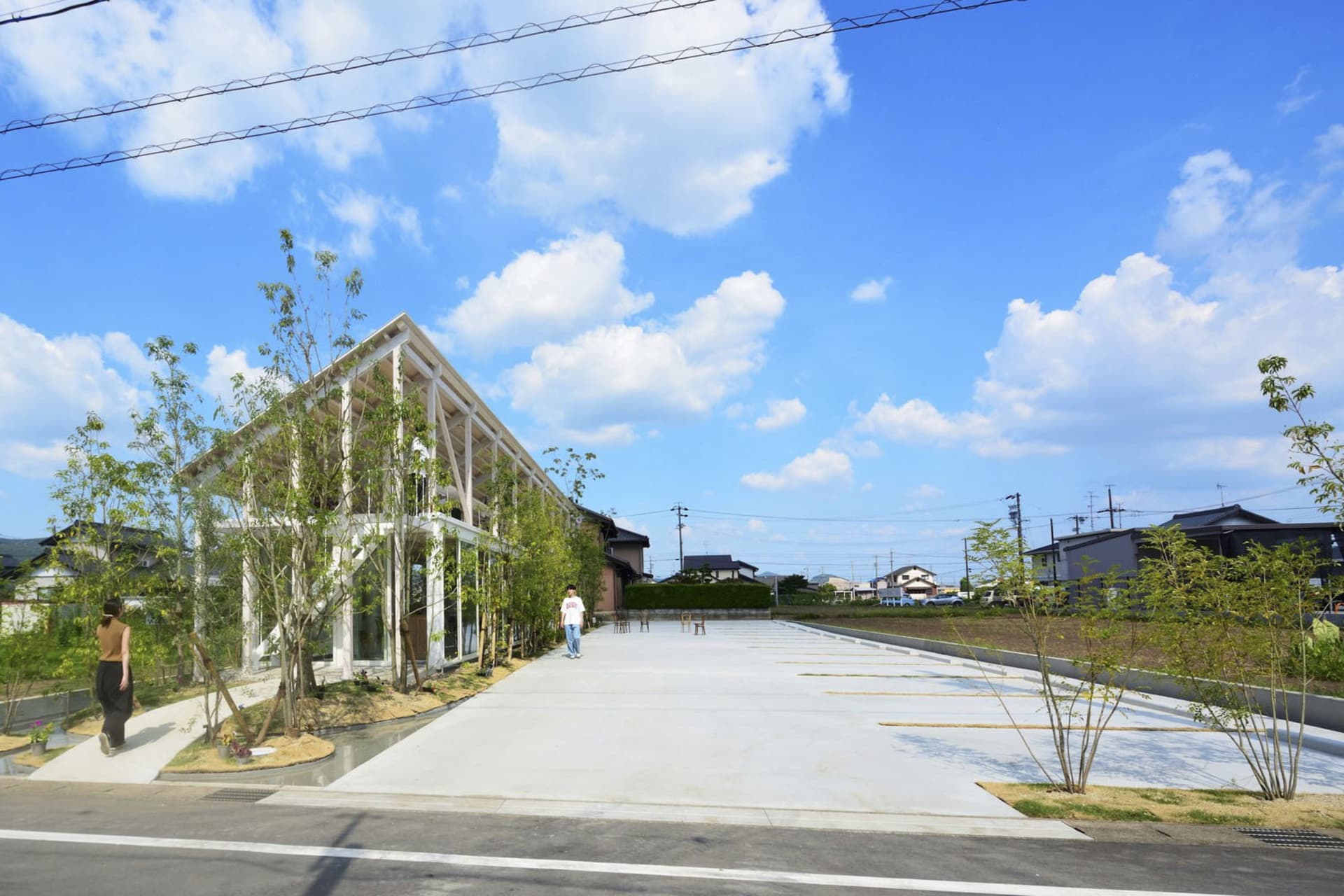 現代住宅建築的外觀,擁有混凝土立面與寬敞的庭院。