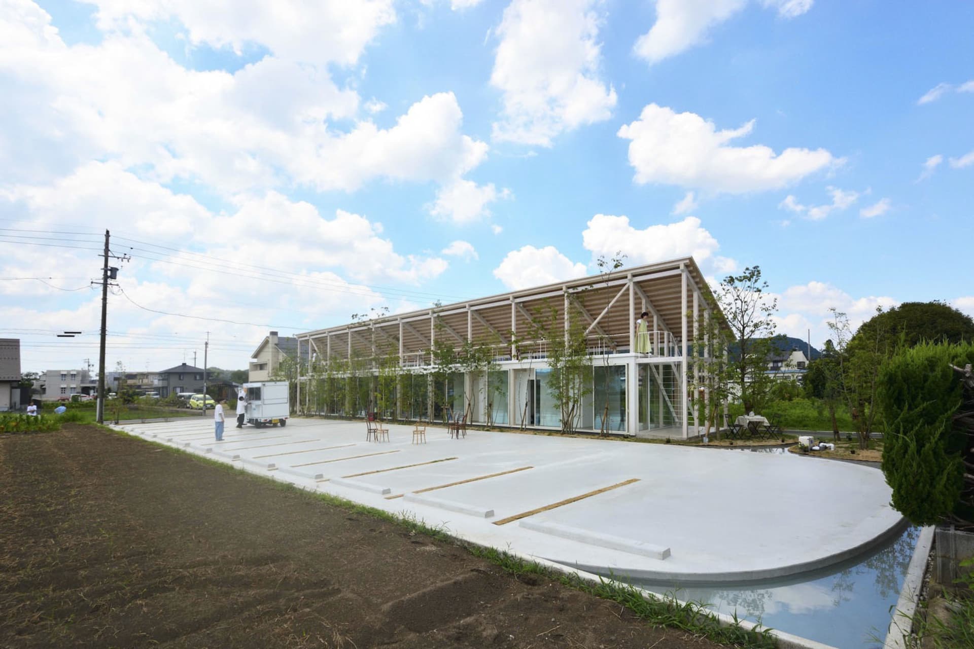 現代建築採用混凝土與玻璃外觀，搭配大型窗戶與平屋頂。