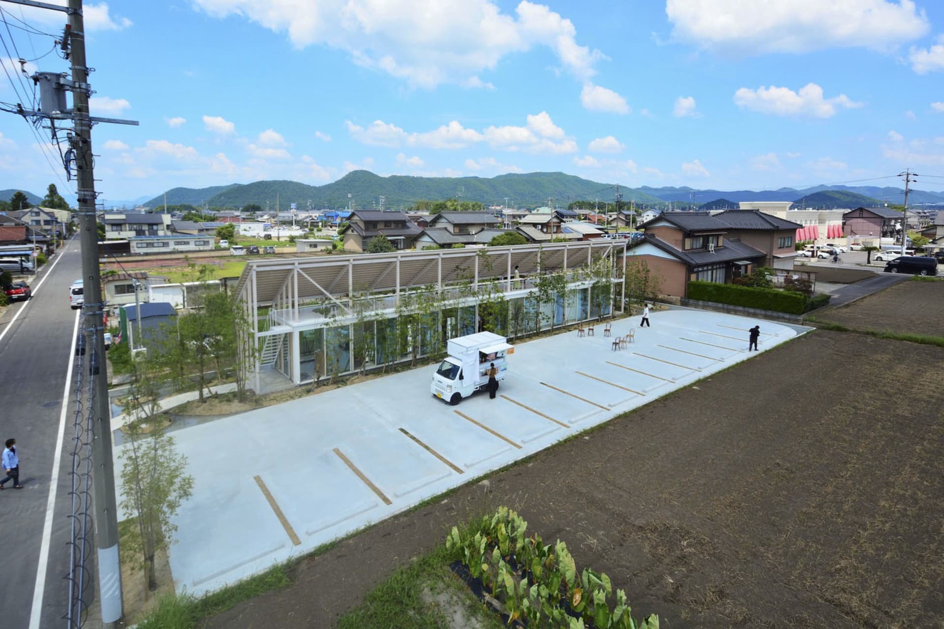現代商業空間,採用混凝土與水磨石材質