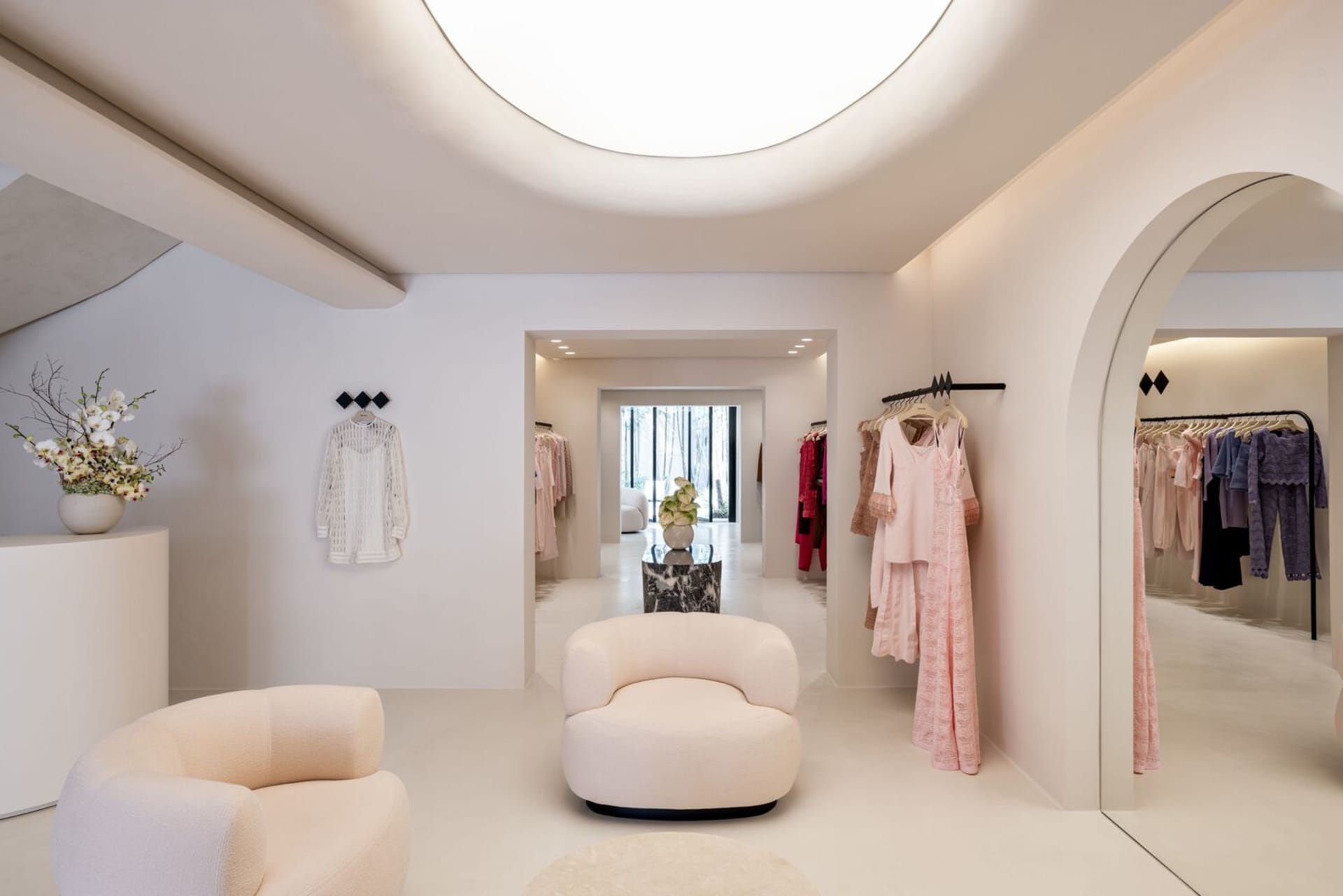 現代零售店內設有舒適座椅與優雅服裝展示區。
