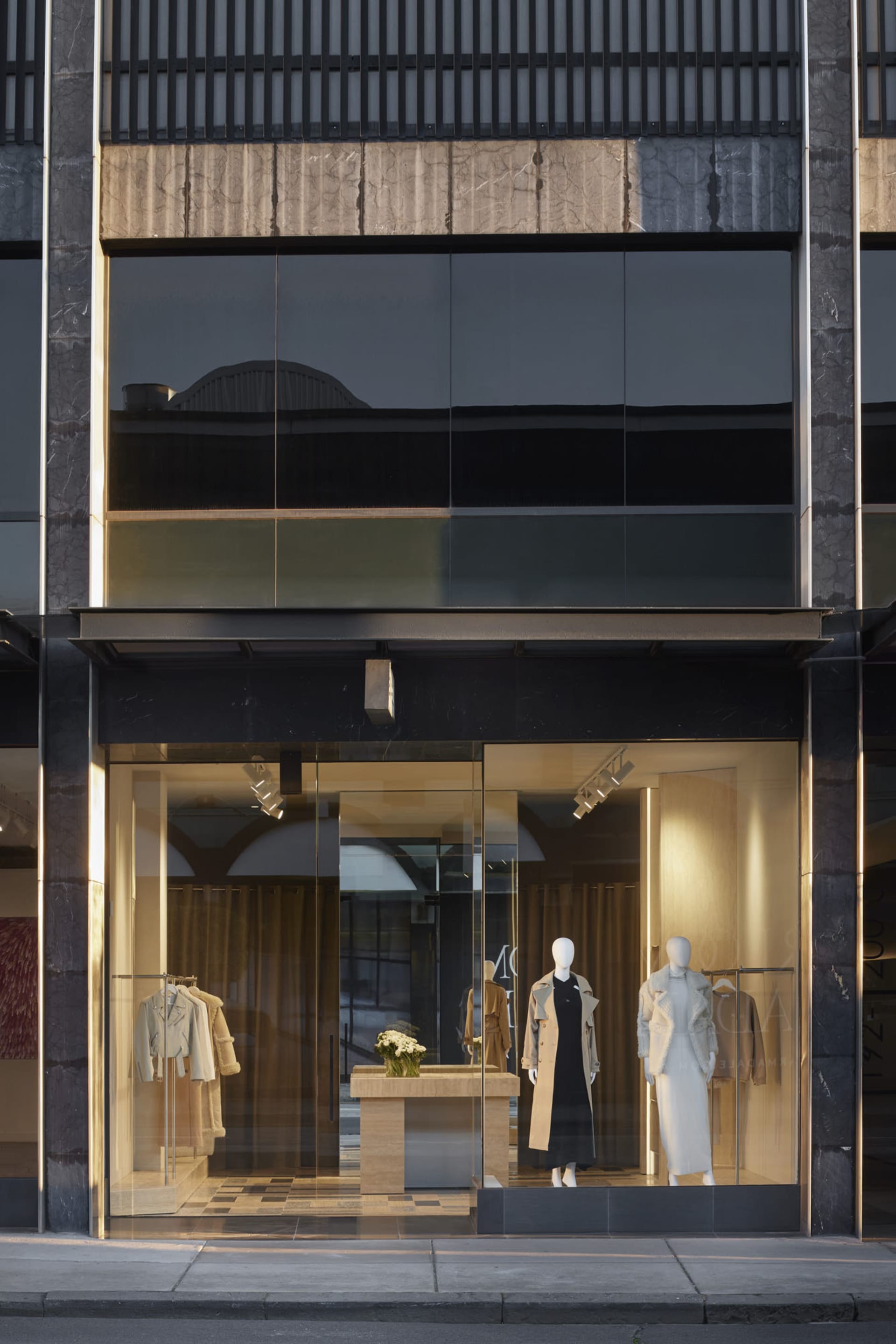 現代零售店玻璃門面展示服裝
