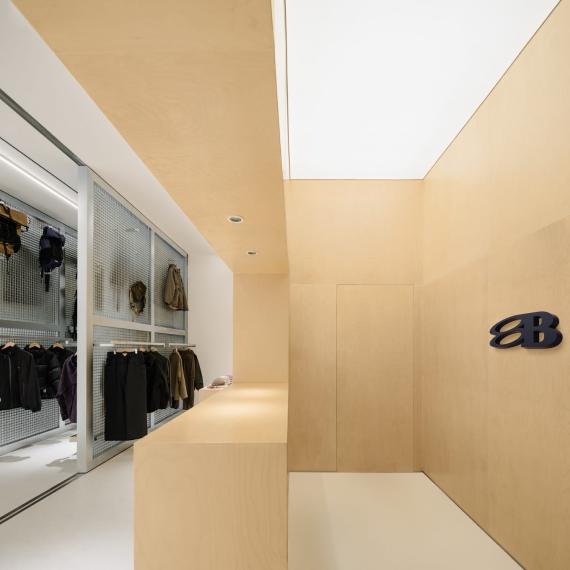 現代服飾店,木質與金屬室內設計