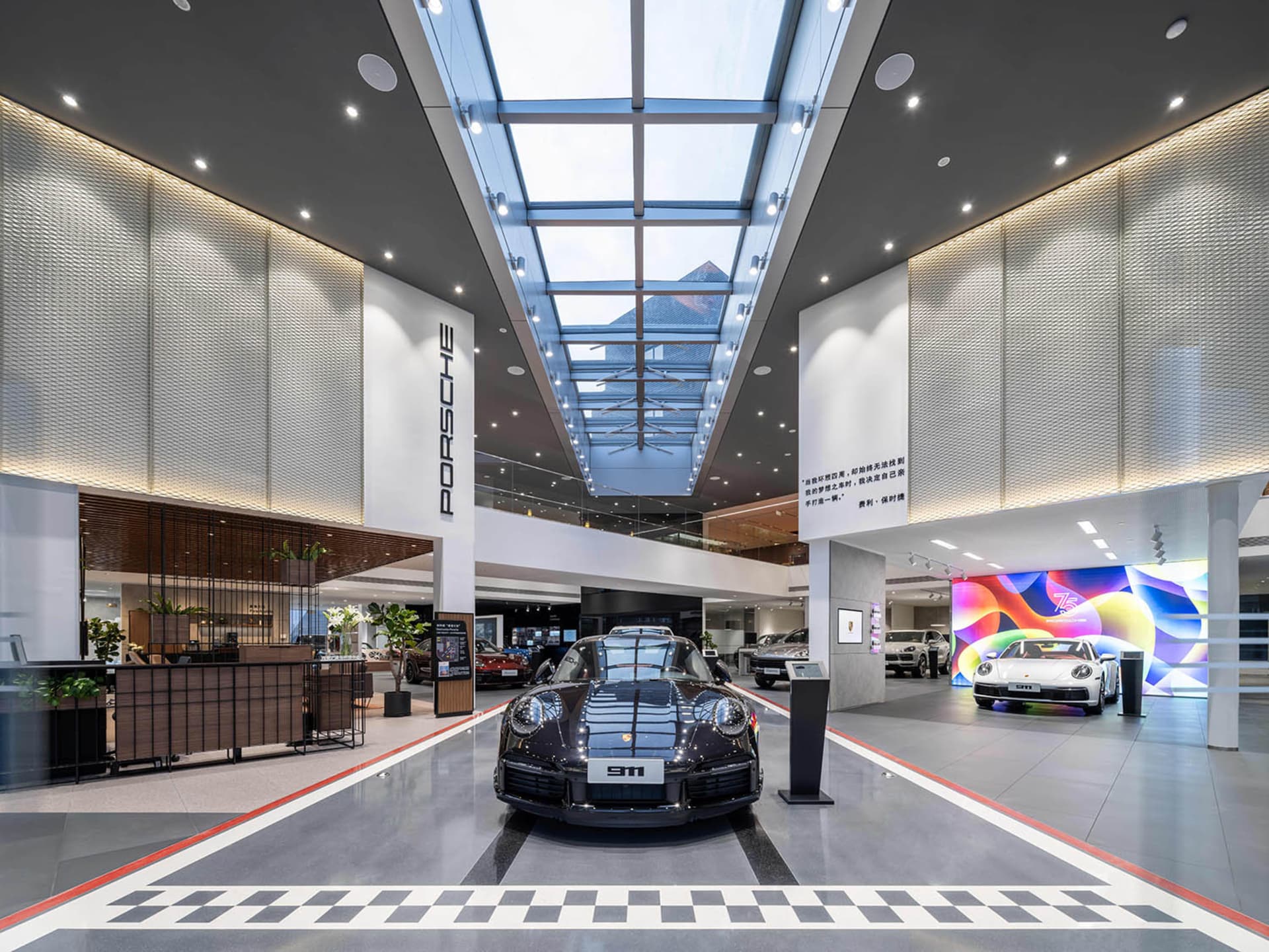 一間時尚現代的汽車展示廳,採用鋼材、混凝土與玻璃打造的室內空間,展示一輛跑車。