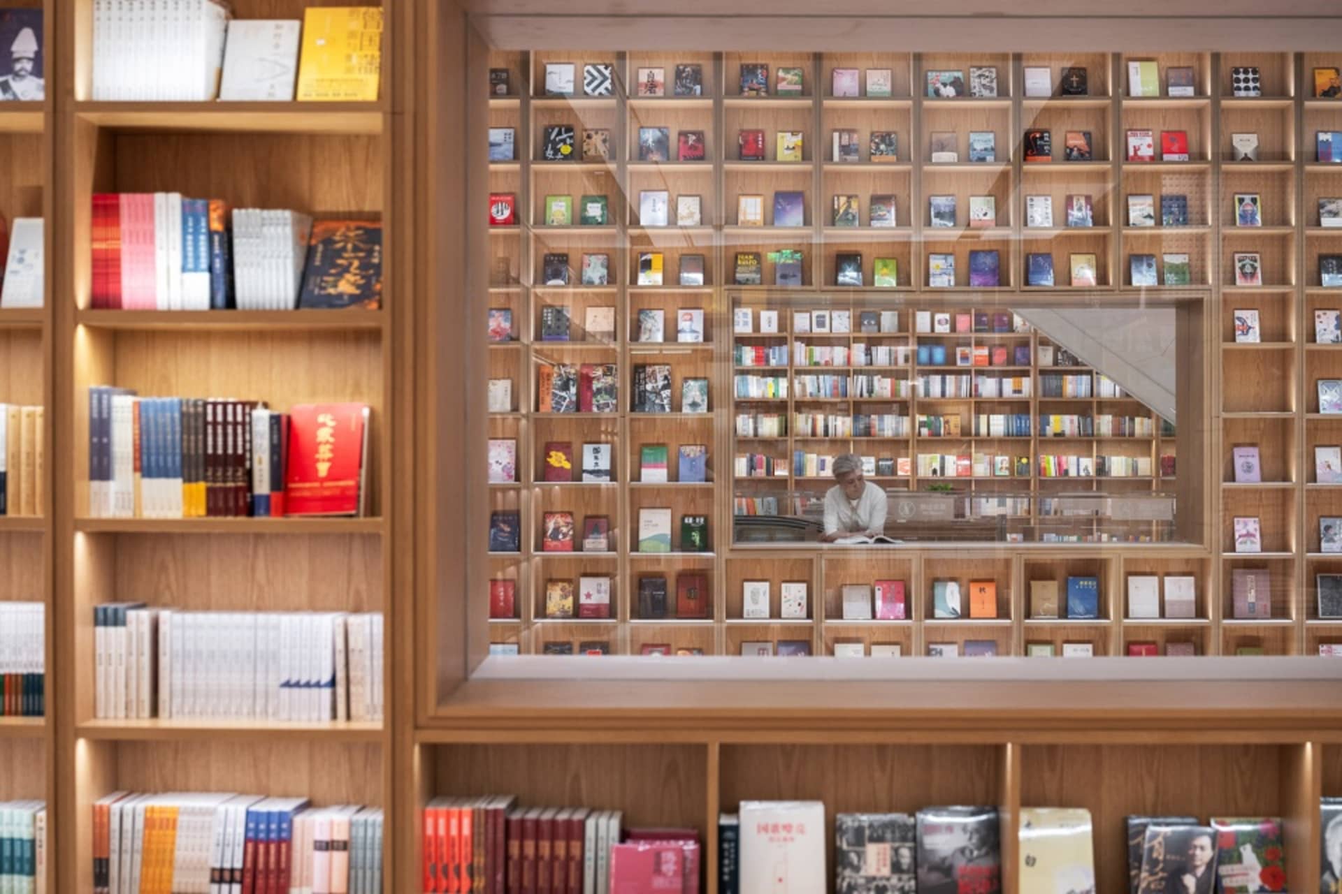 現代書店室內，木製書架上擺滿書籍。
