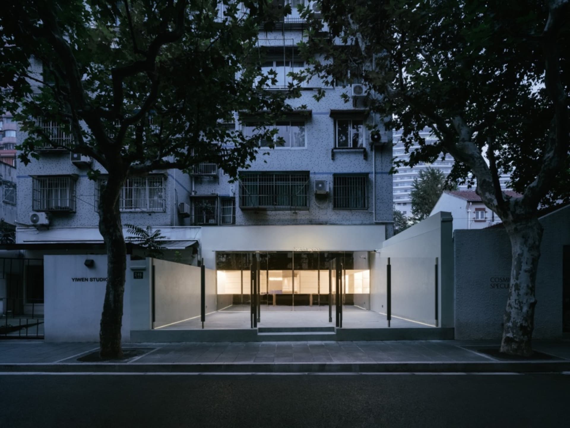現代建築入口,玻璃門與室內照明