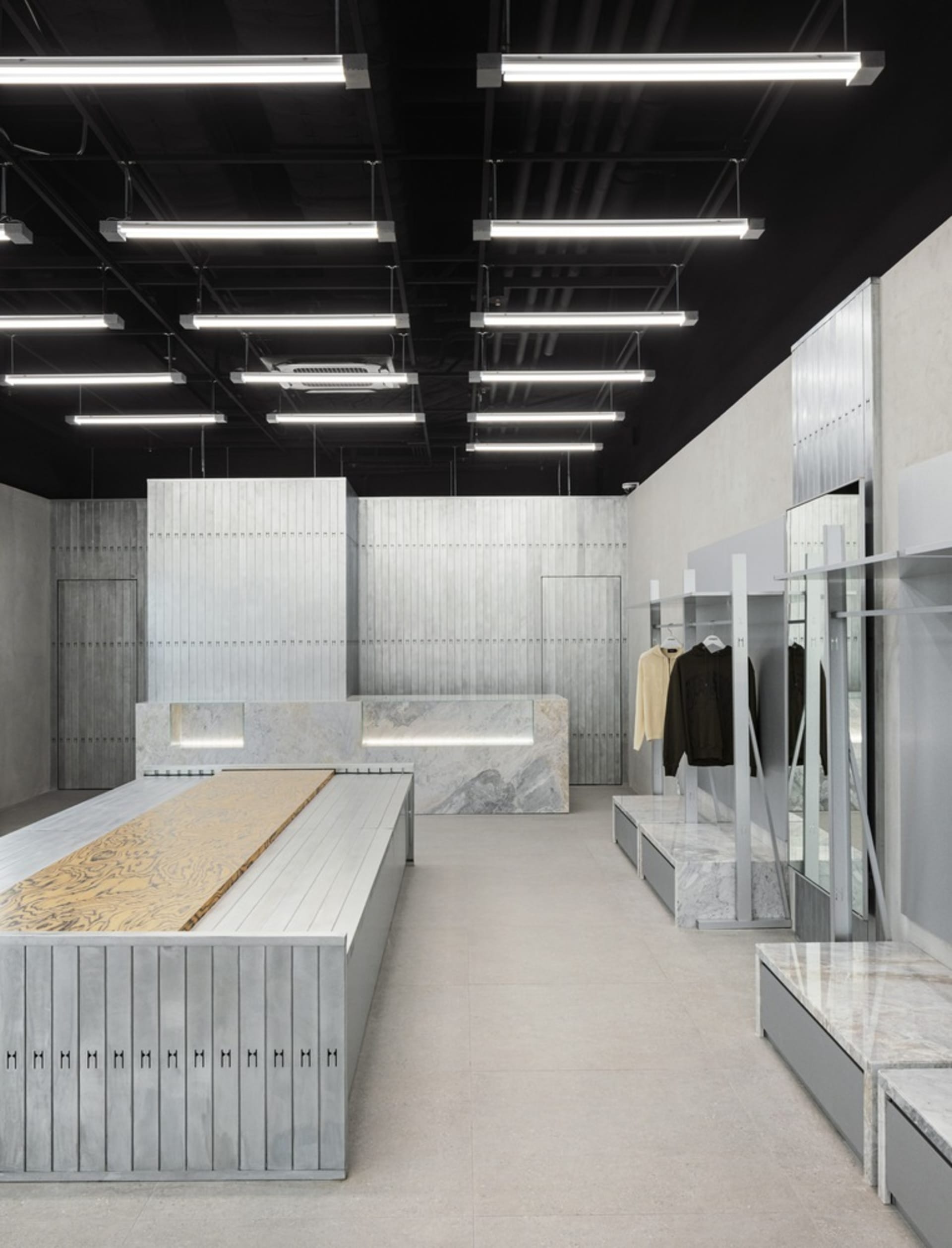 極簡零售店，採用混凝土與大理石室內設計。