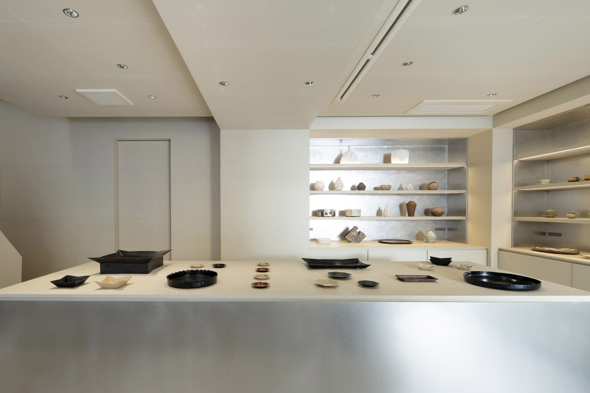 現代廚房中展示陶瓷餐具與陶藝作品。