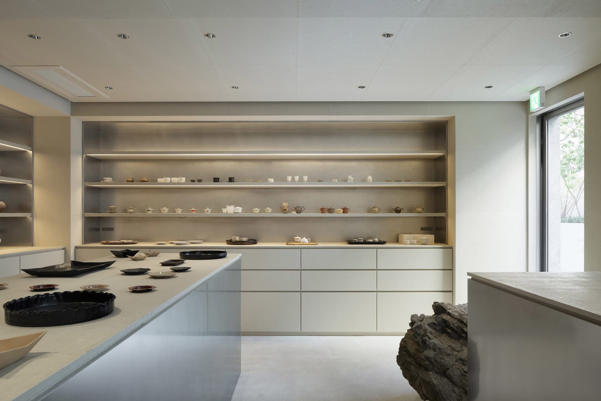 現代零售店，展示混凝土貨架與極簡設計