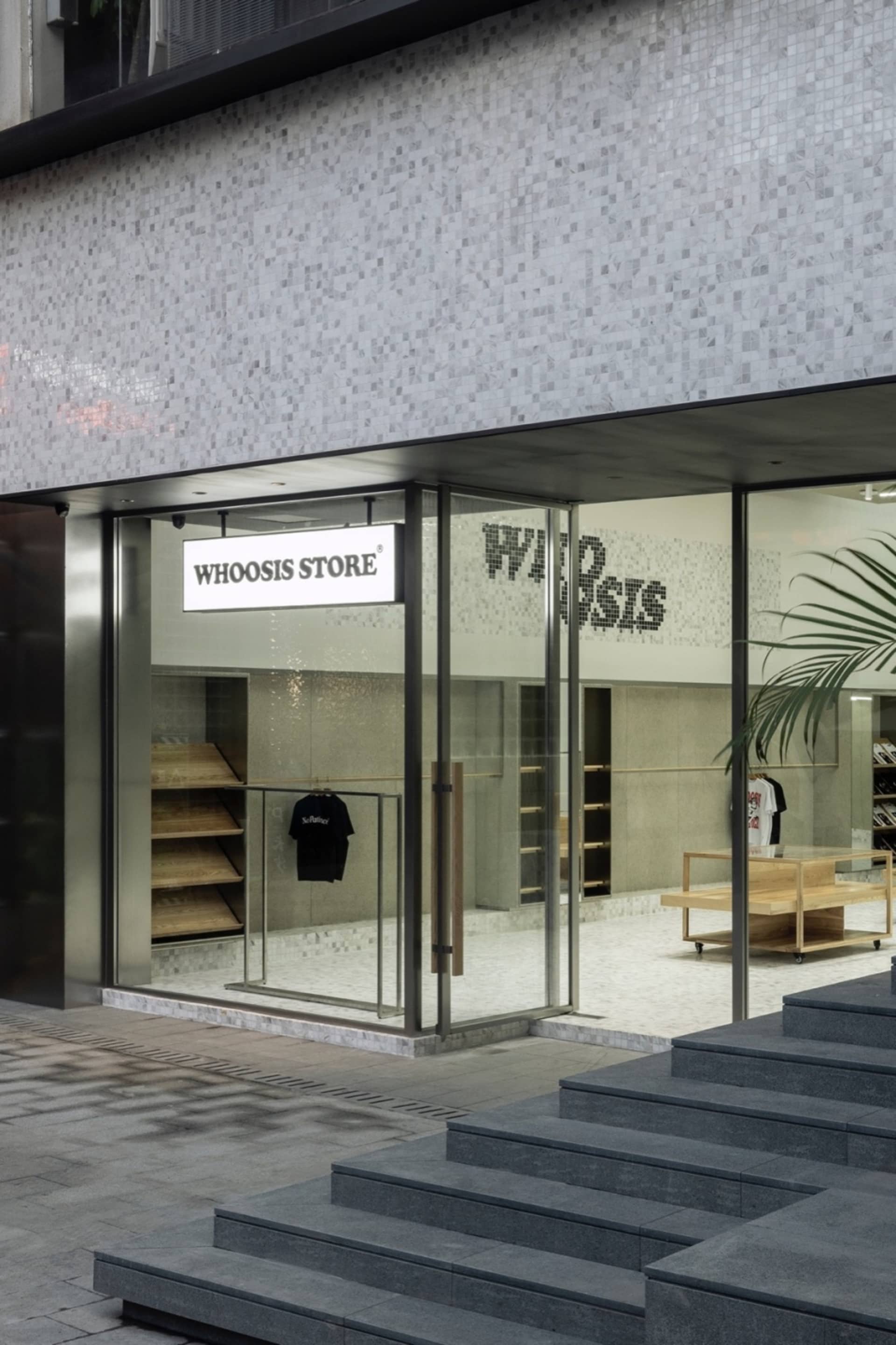 現代零售店面,採用玻璃店面與簡約室內設計。