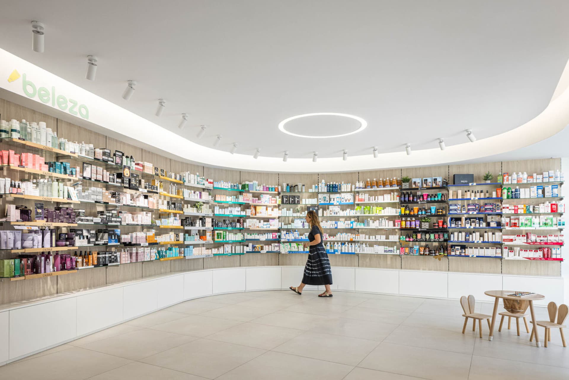 現代零售店室內，搭配木質層架、玻璃展示櫃與金屬燈具。