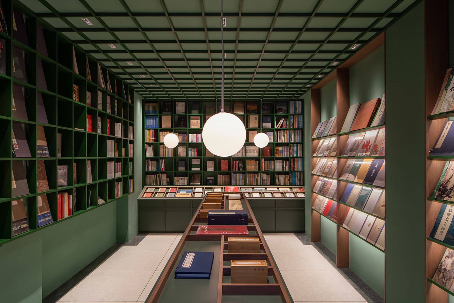 現代書店室內空間,搭配玻璃層架、木製展示櫃與金屬點綴。
