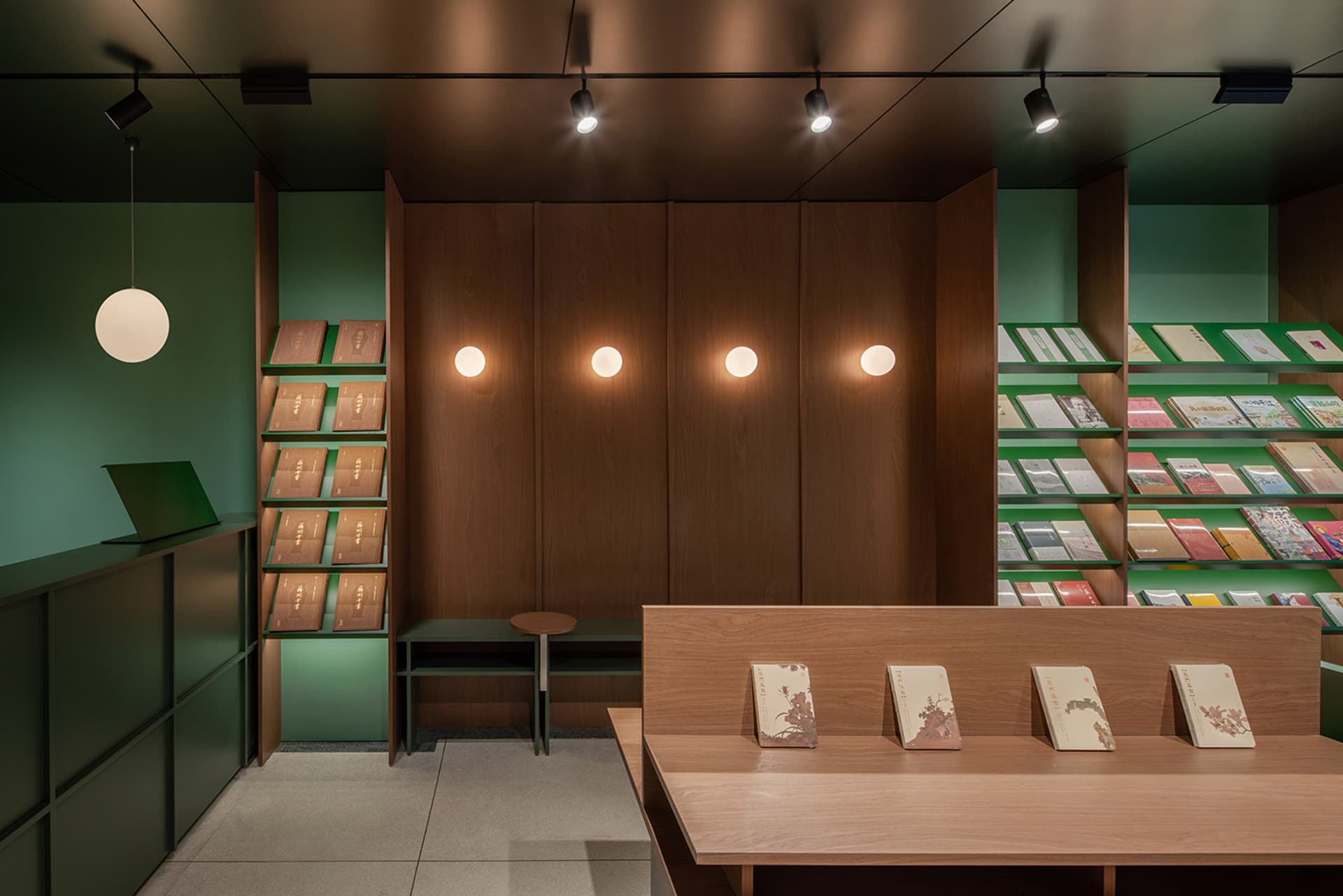 現代圖書館室內,展示木質書架與書籍。