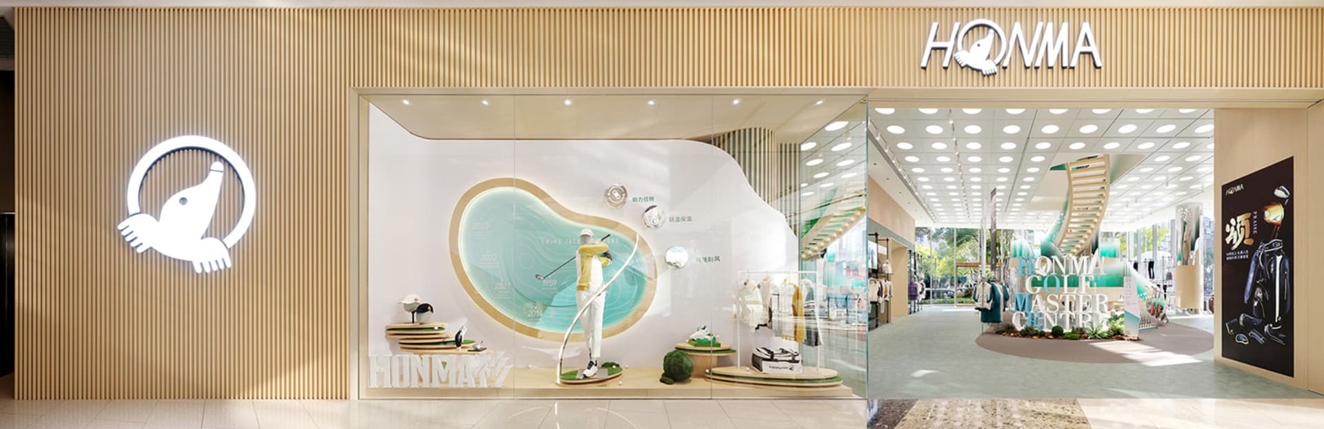 一家高爾夫球具店，擁有透明玻璃店面與現代室內設計。