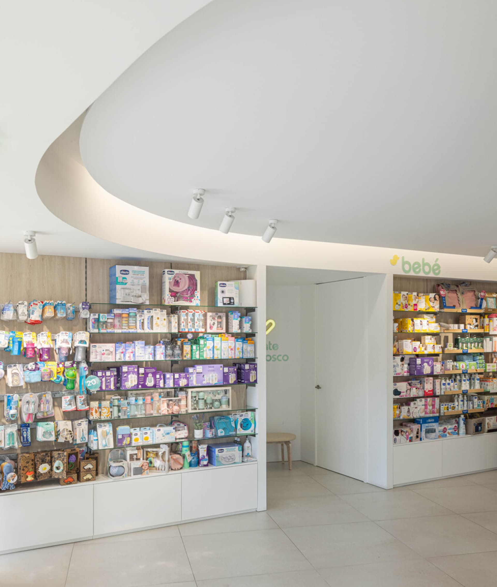 現代嬰兒用品店室內,貨架整齊陳列商品。