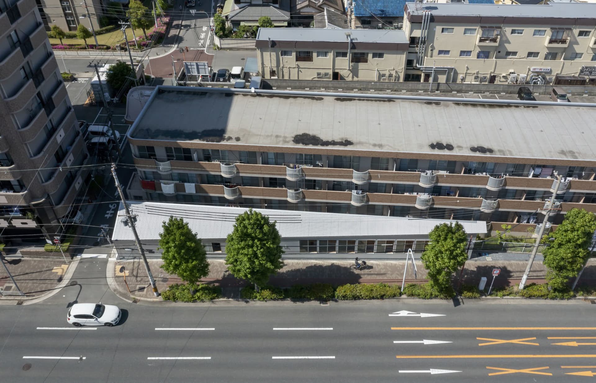 俯視都市景觀，呈現混凝土與玻璃結構的建築物。