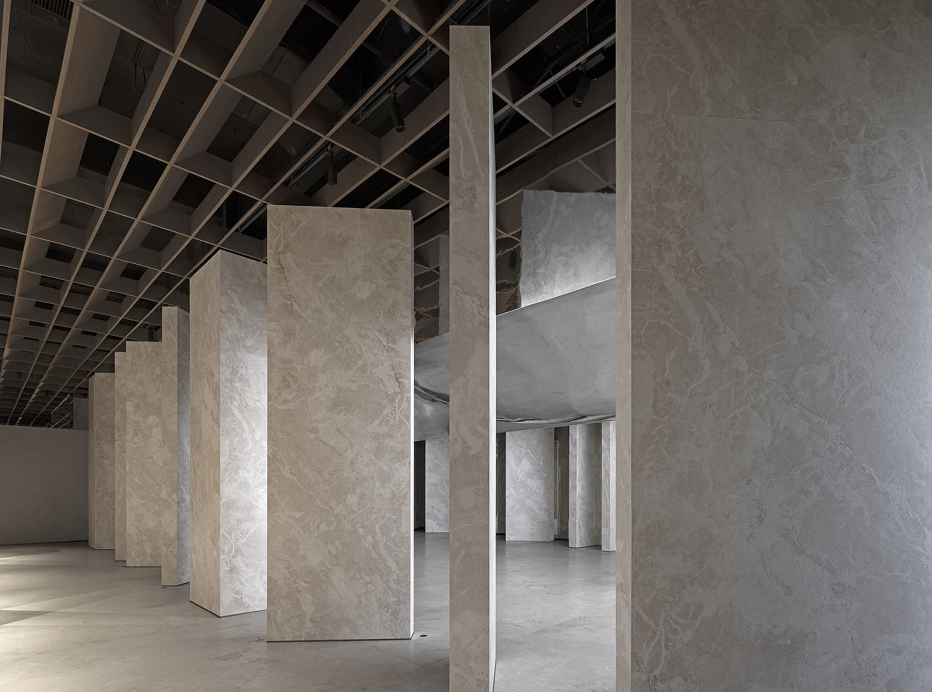 現代展覽藝廊空間，展示花崗岩柱