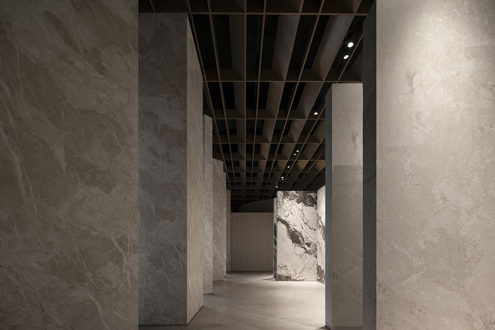現代建築室內，展示大理石牆面與地板。