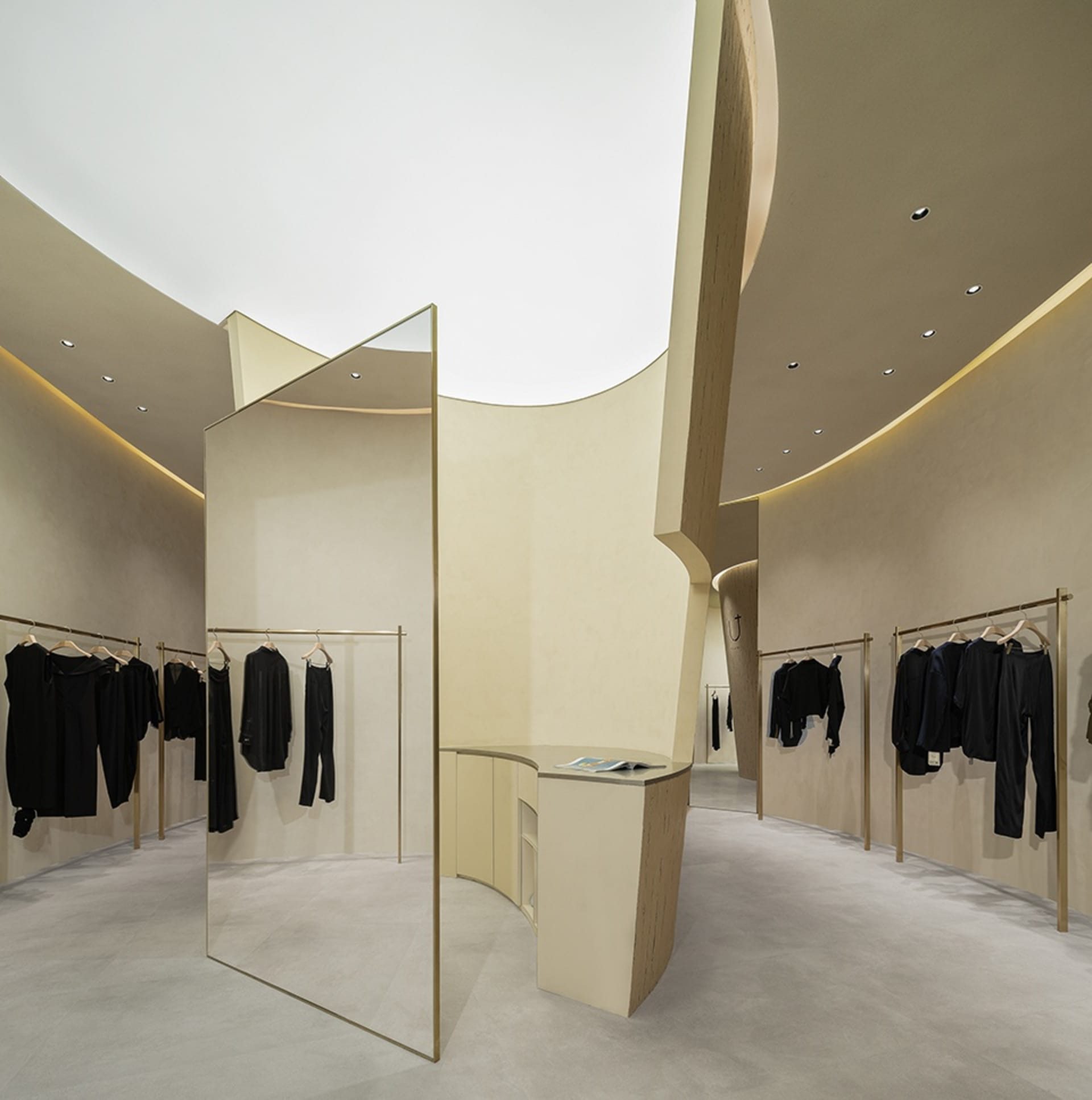 以中性色調與極簡設計呈現的現代服裝零售店