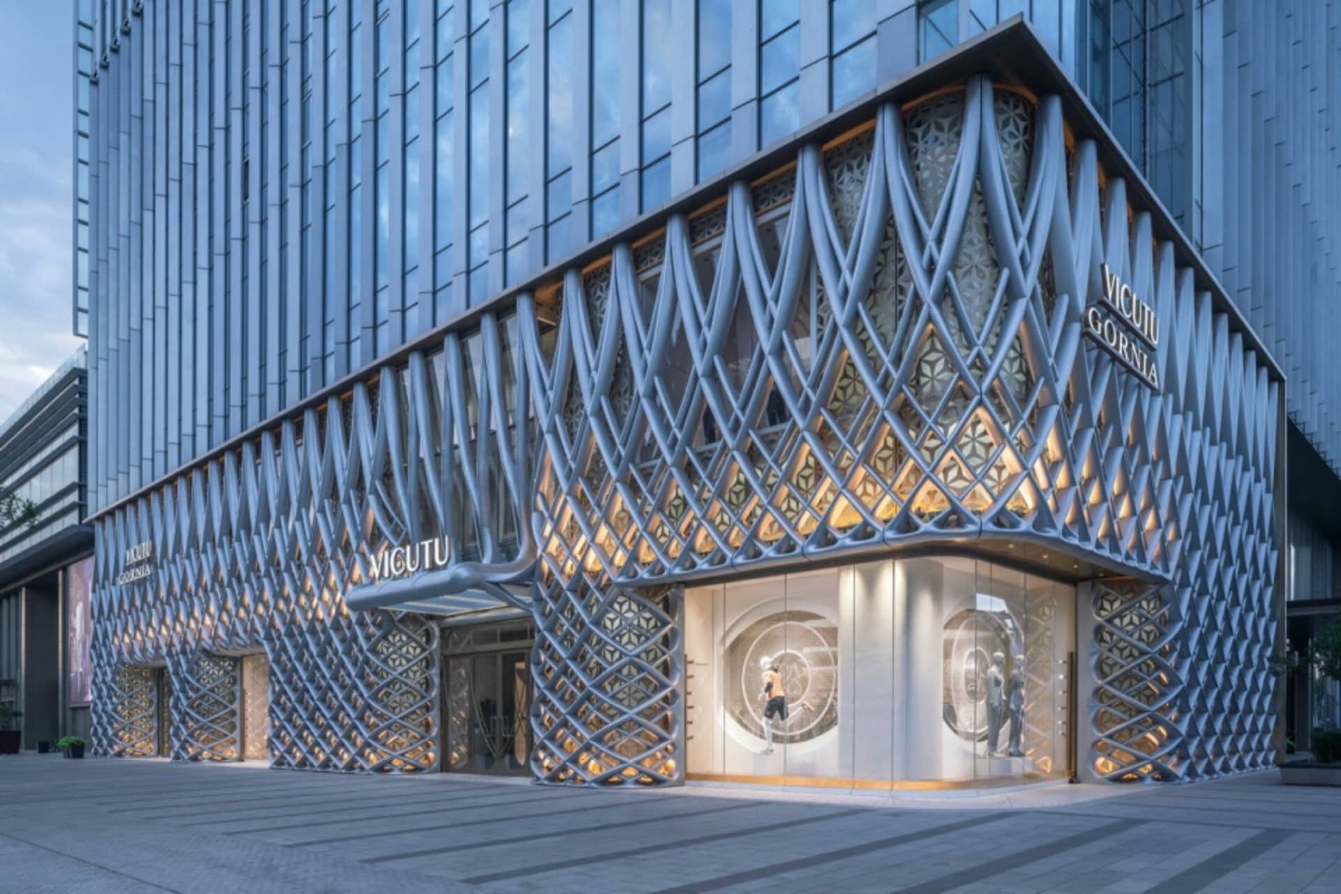 現代零售店面，採用金屬格柵立面設計