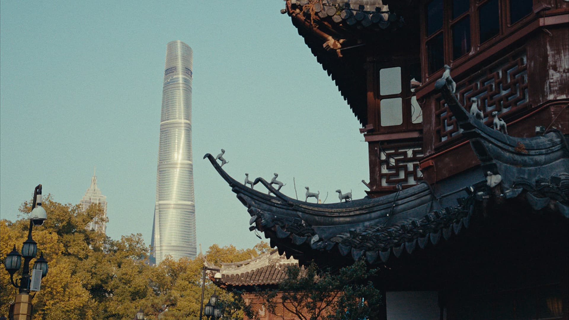 現代都市景觀,展示一座流線型鋼鐵摩天大樓,周圍環繞樹木與傳統建築。