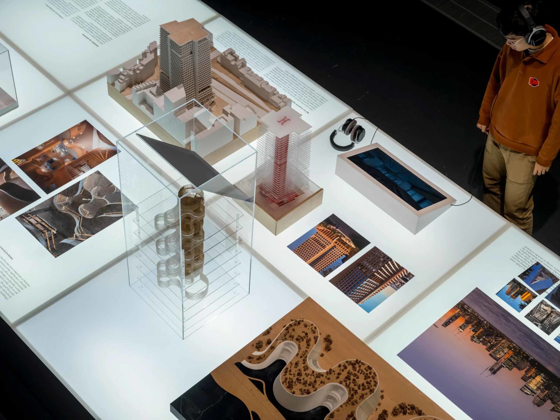 在博物館或展覽場域中展示的建築模型與照片。