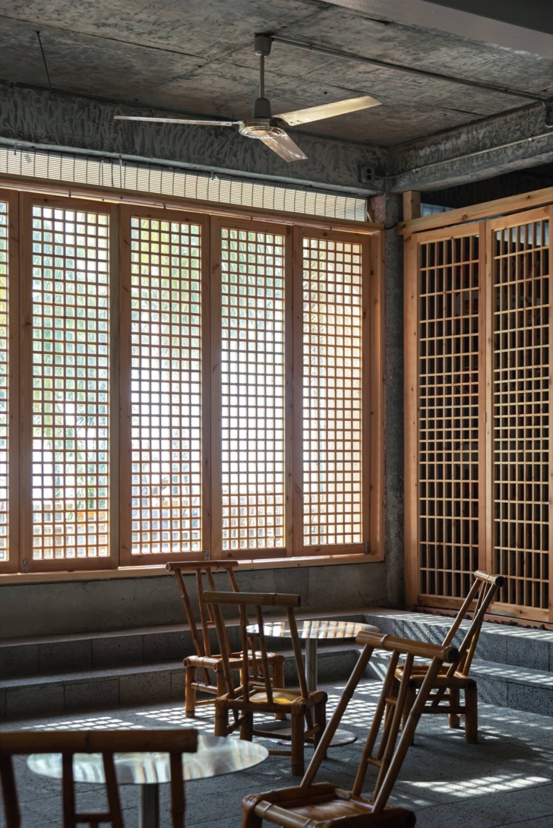 工業風餐廳室內空間，搭配木質裝飾與混凝土天花板