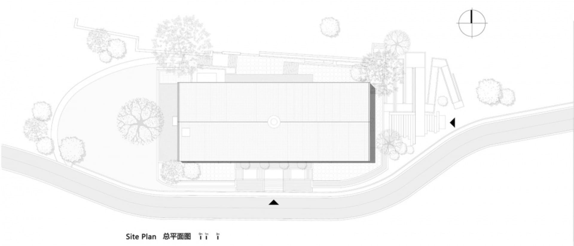 一張灰階建築基地配置圖,詳細呈現建築物的平面配置與基地範圍