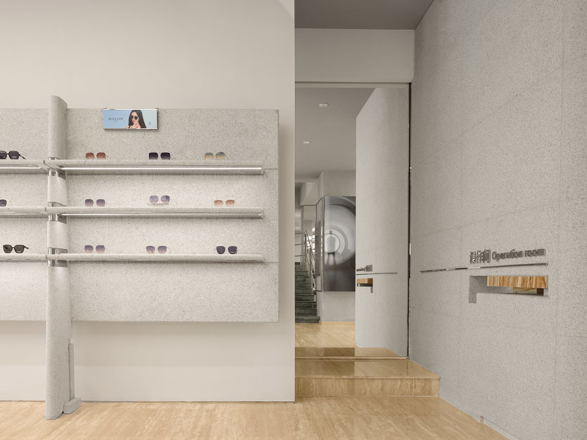 現代店面以混凝土貨架展示太陽眼鏡。
