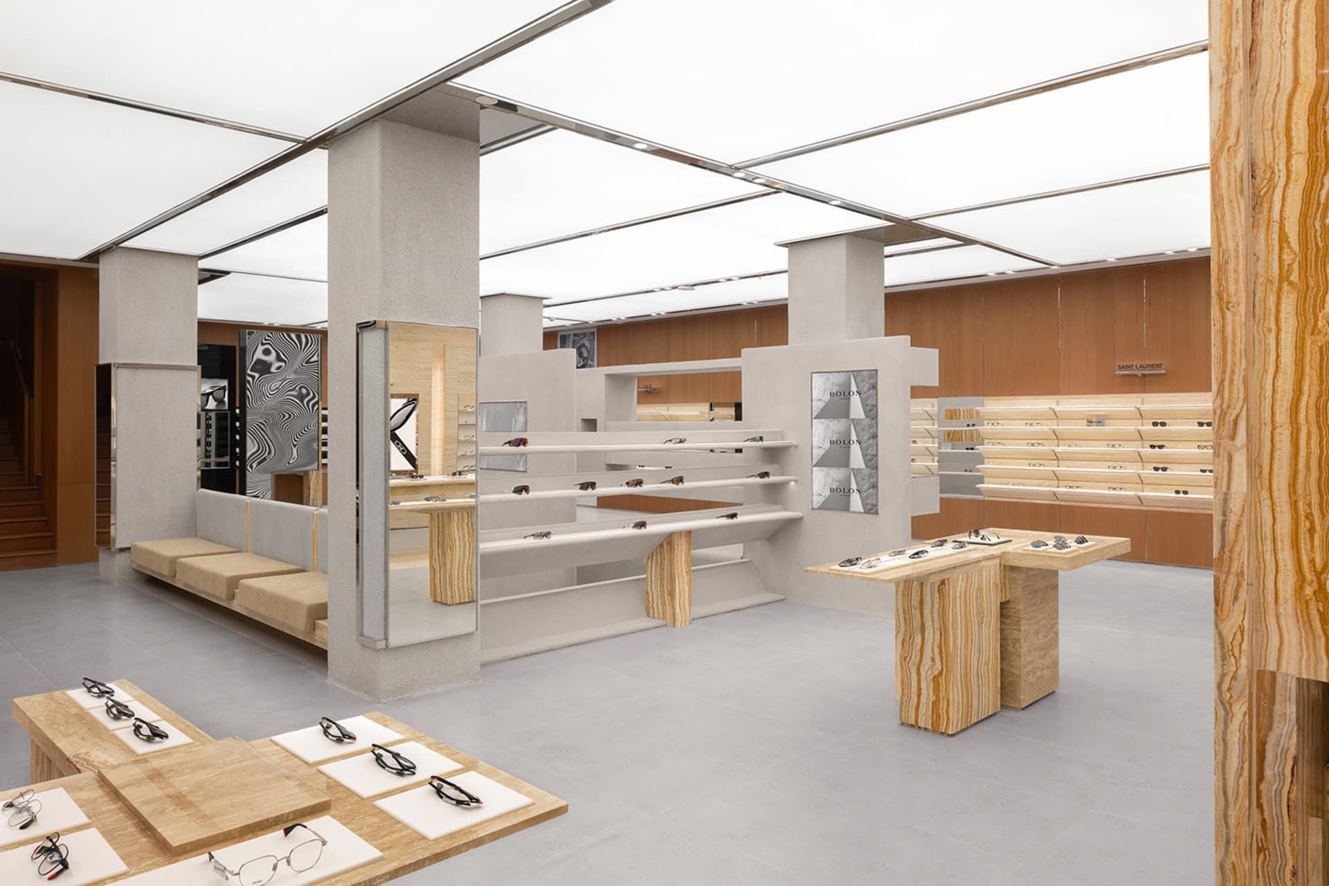 現代零售展示空間,展現當代設計風格並使用大理石材質。