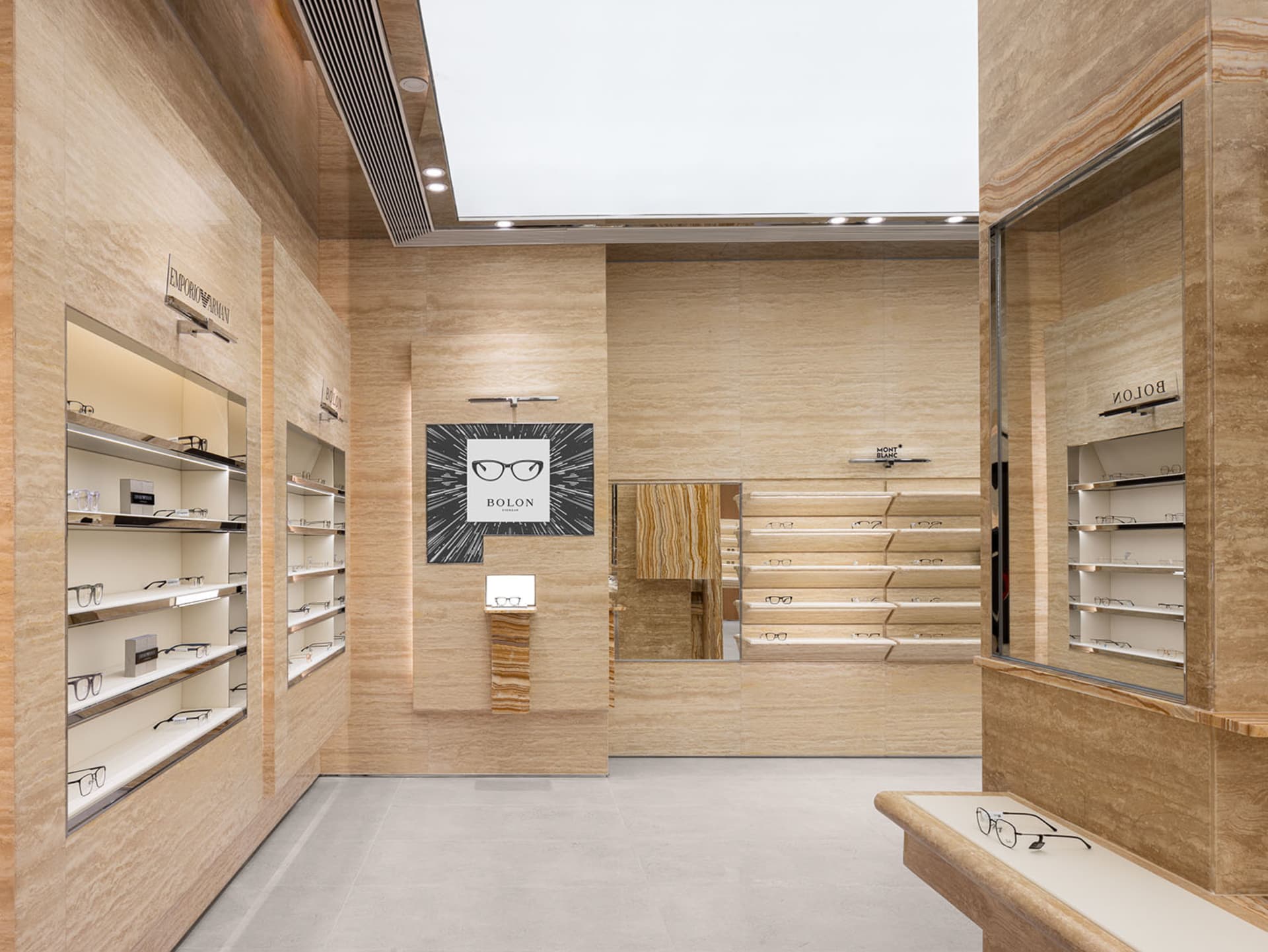 現代零售店內的大理石展示櫃,陳列著眼鏡產品。