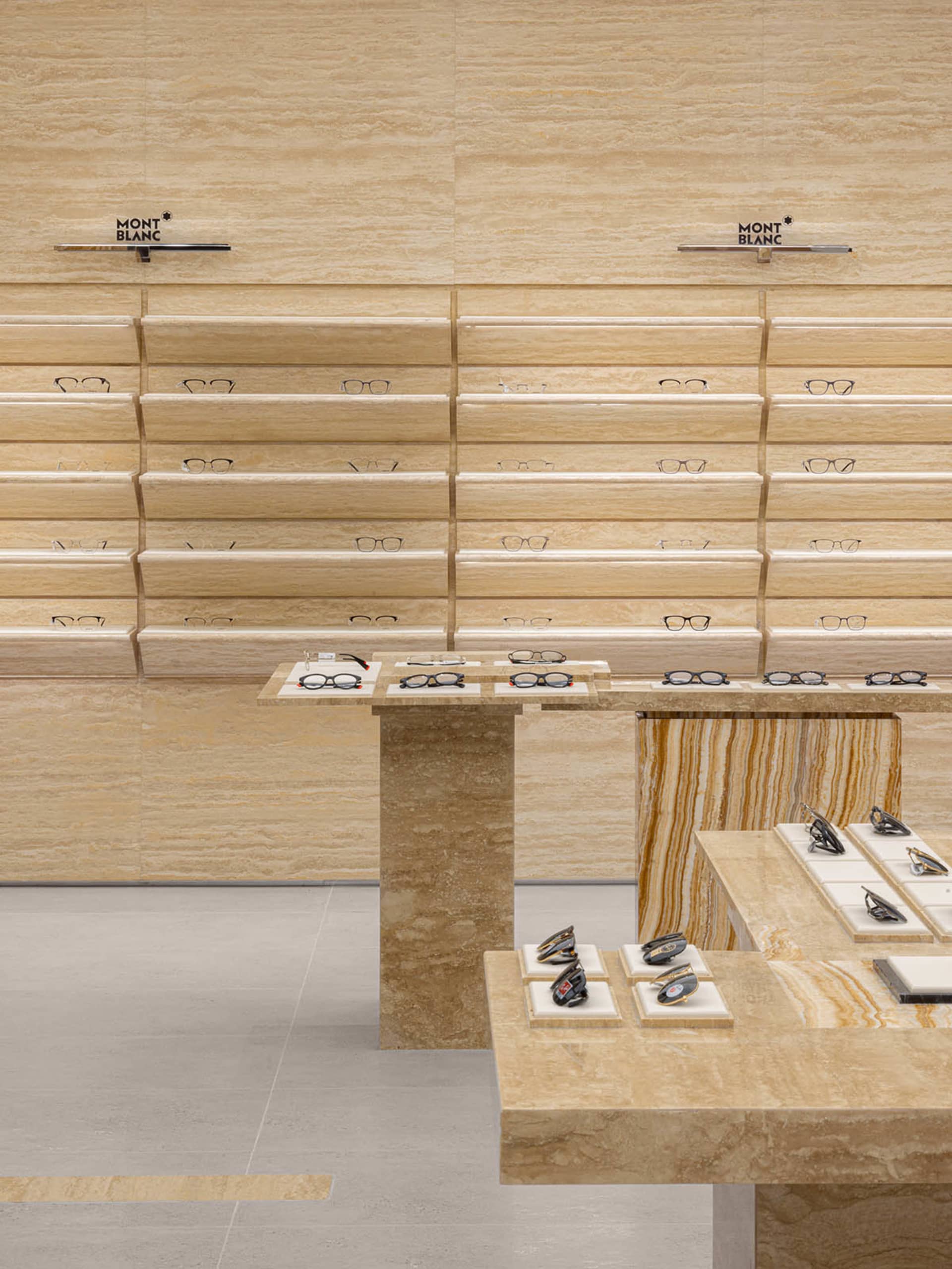 現代眼鏡店內部採用大理石裝潢，貨架上陳列各式眼鏡產品。