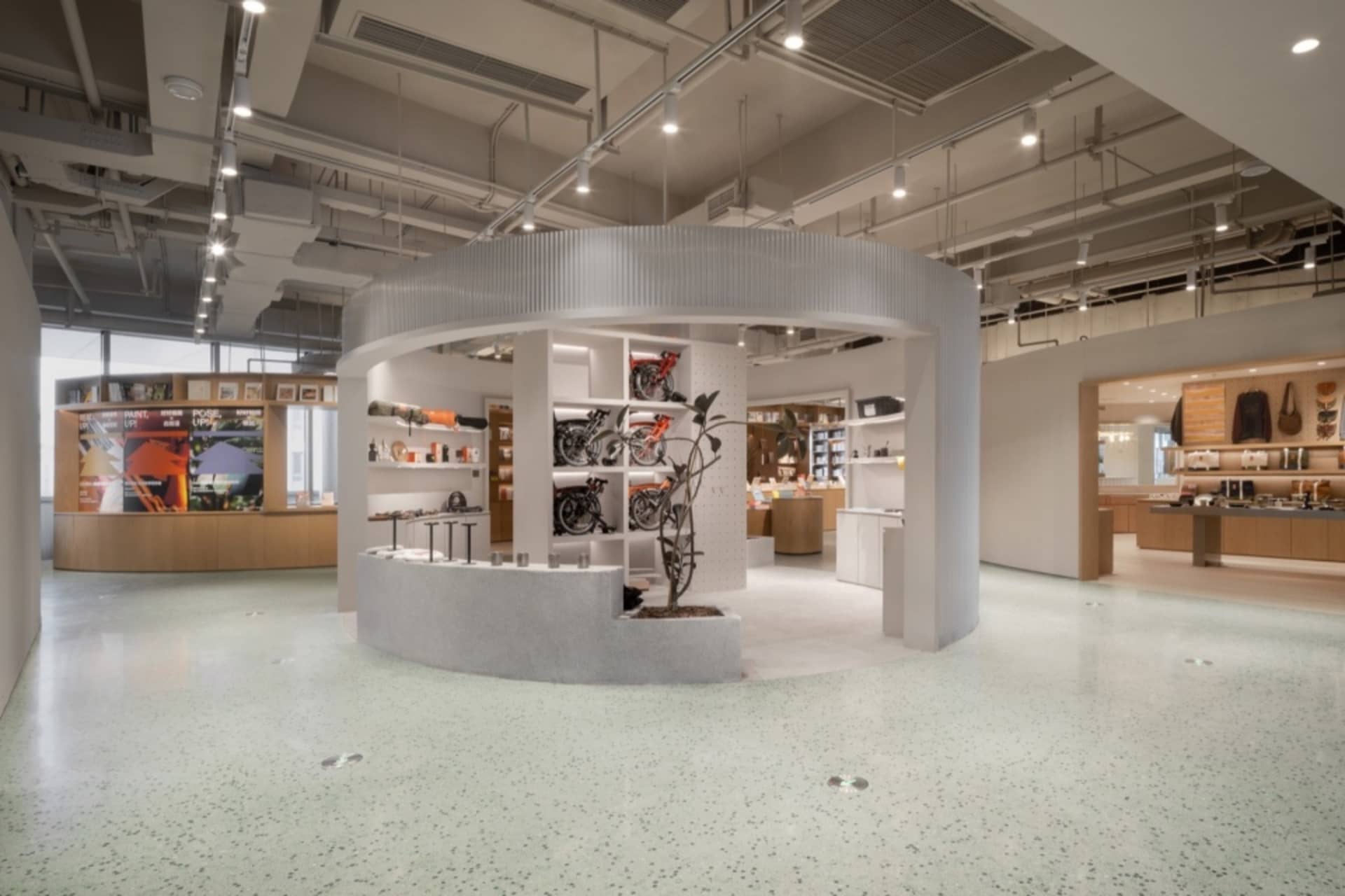 現代零售精品店展示簡潔設計,搭配混凝土地板與白色牆面展示區。