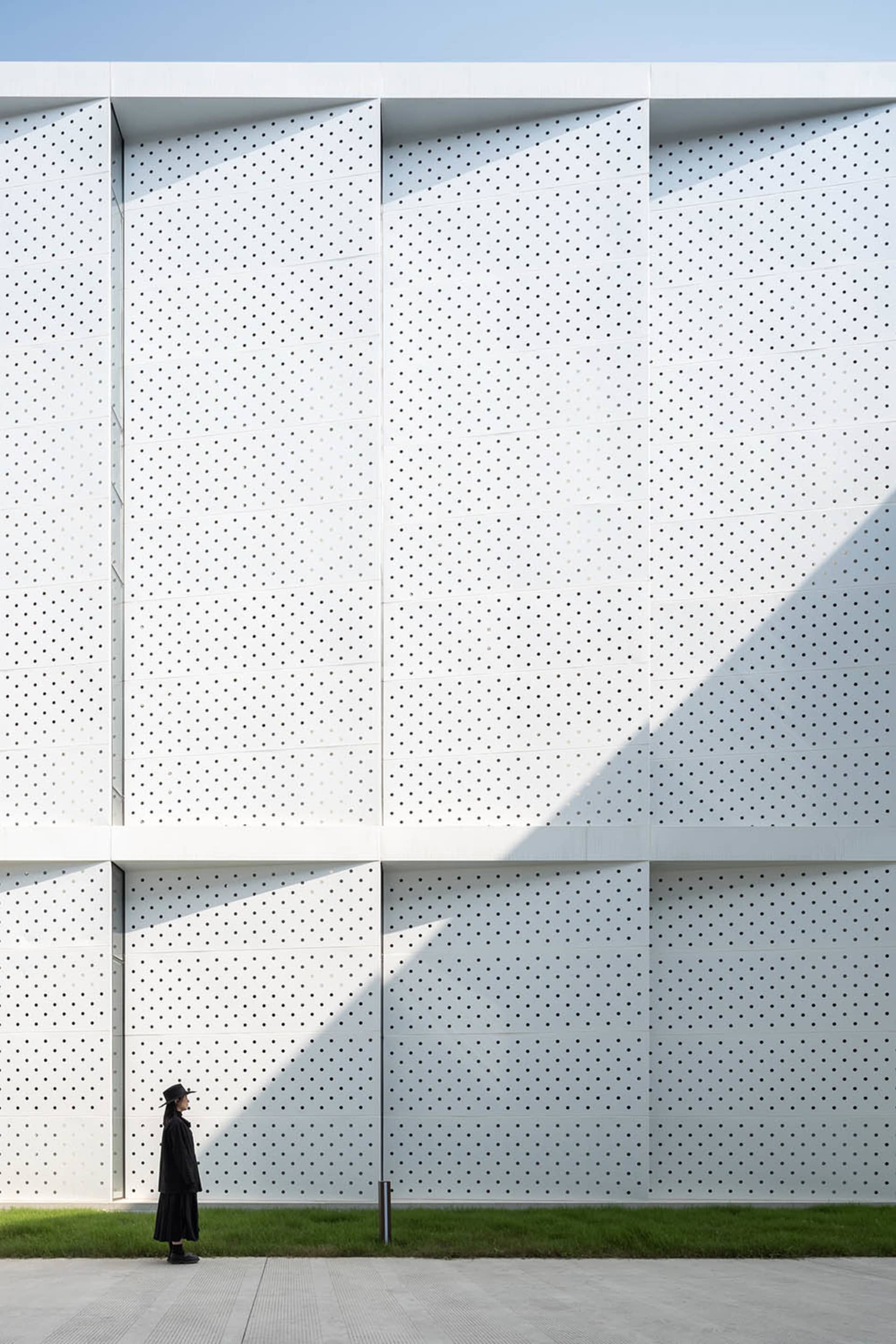 現代建築外牆，採用白色穿孔金屬板