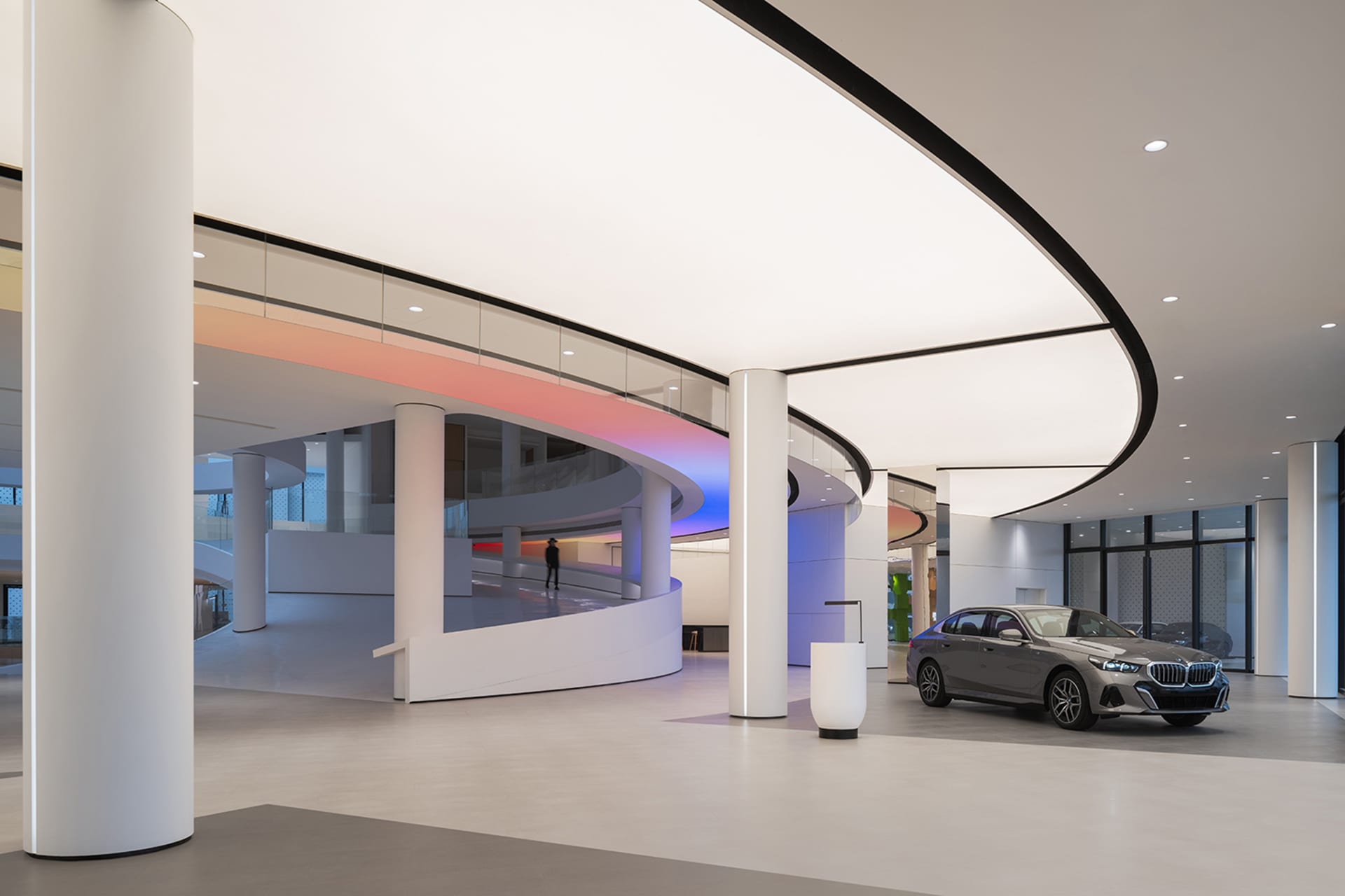 現代汽車展示間室內採用俐落極簡設計,並以混凝土為主要建材。