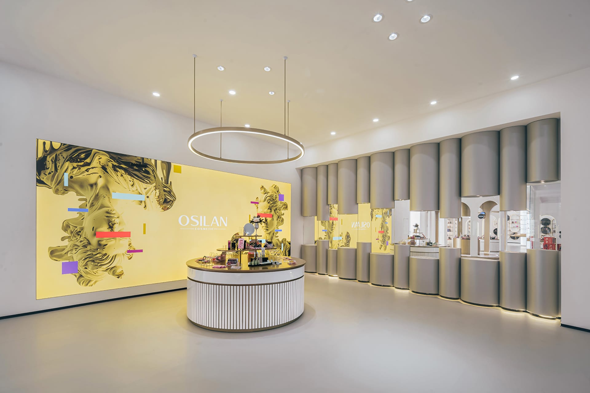 現代零售店內部,配備流線玻璃與金屬燈具,由LED燈光照亮。