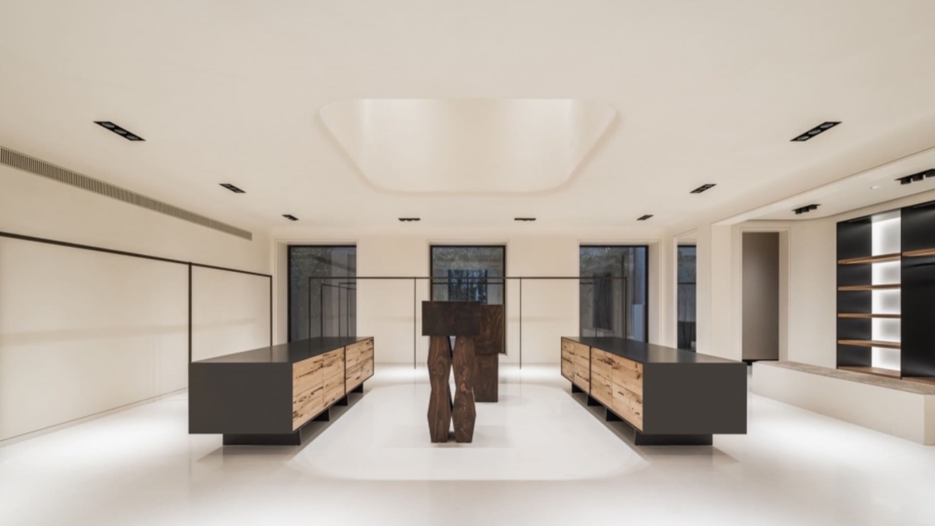 極簡展示間以天然木櫃與拋光混凝土地板為特色
