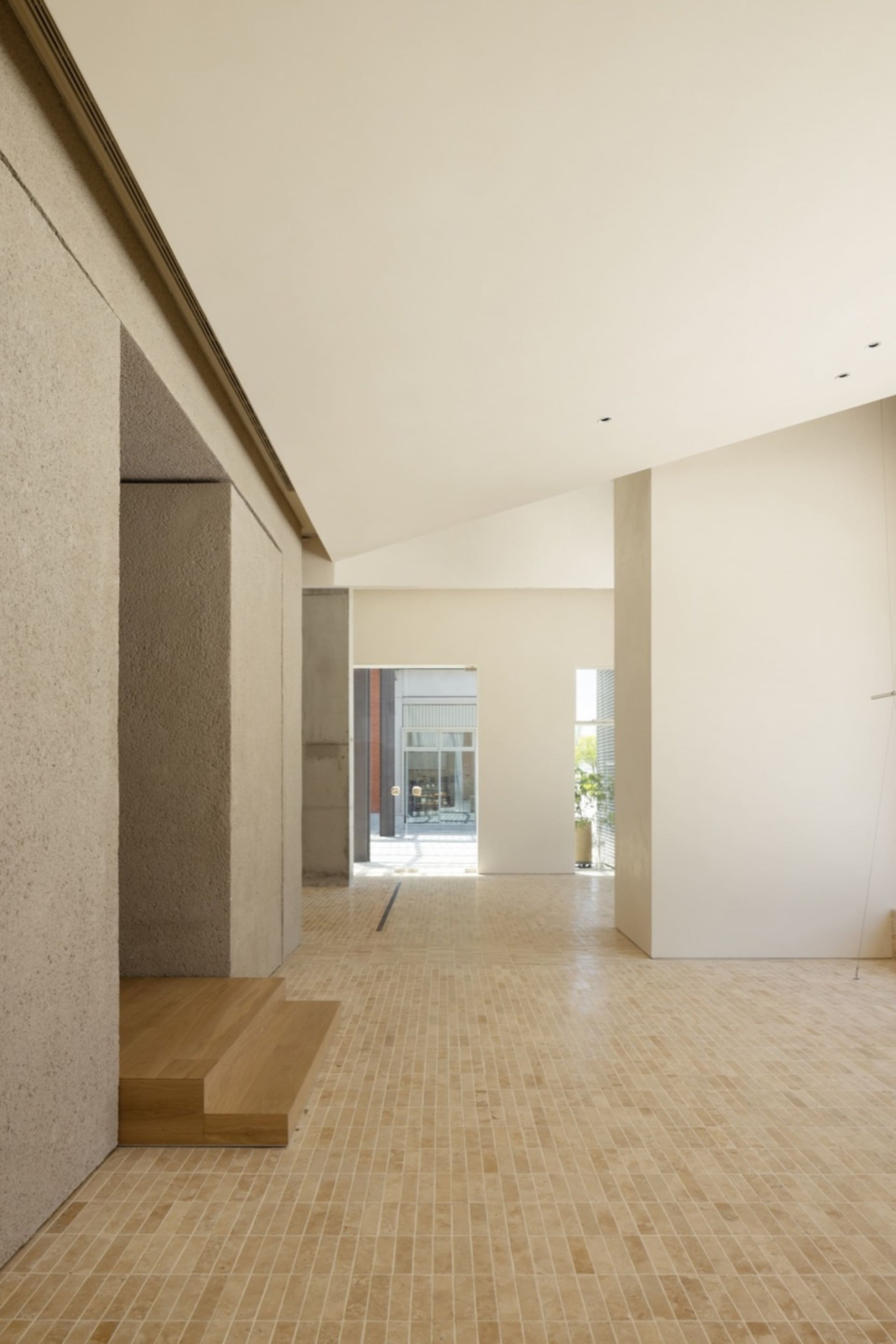 現代建築空間，混凝土牆面搭配瓷磚地板。