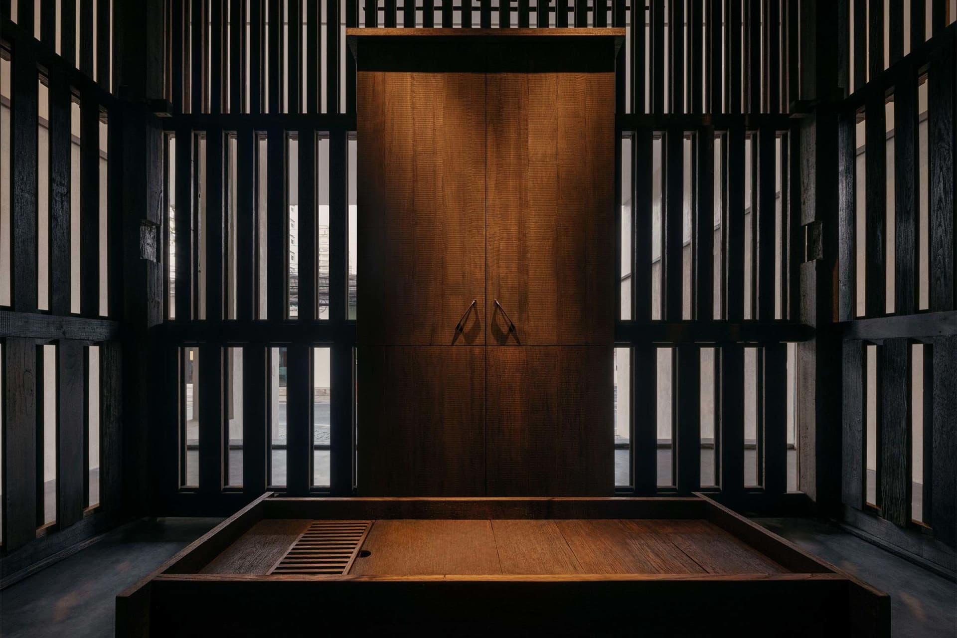 現代室內空間，展示木製門扇搭配金屬把手。