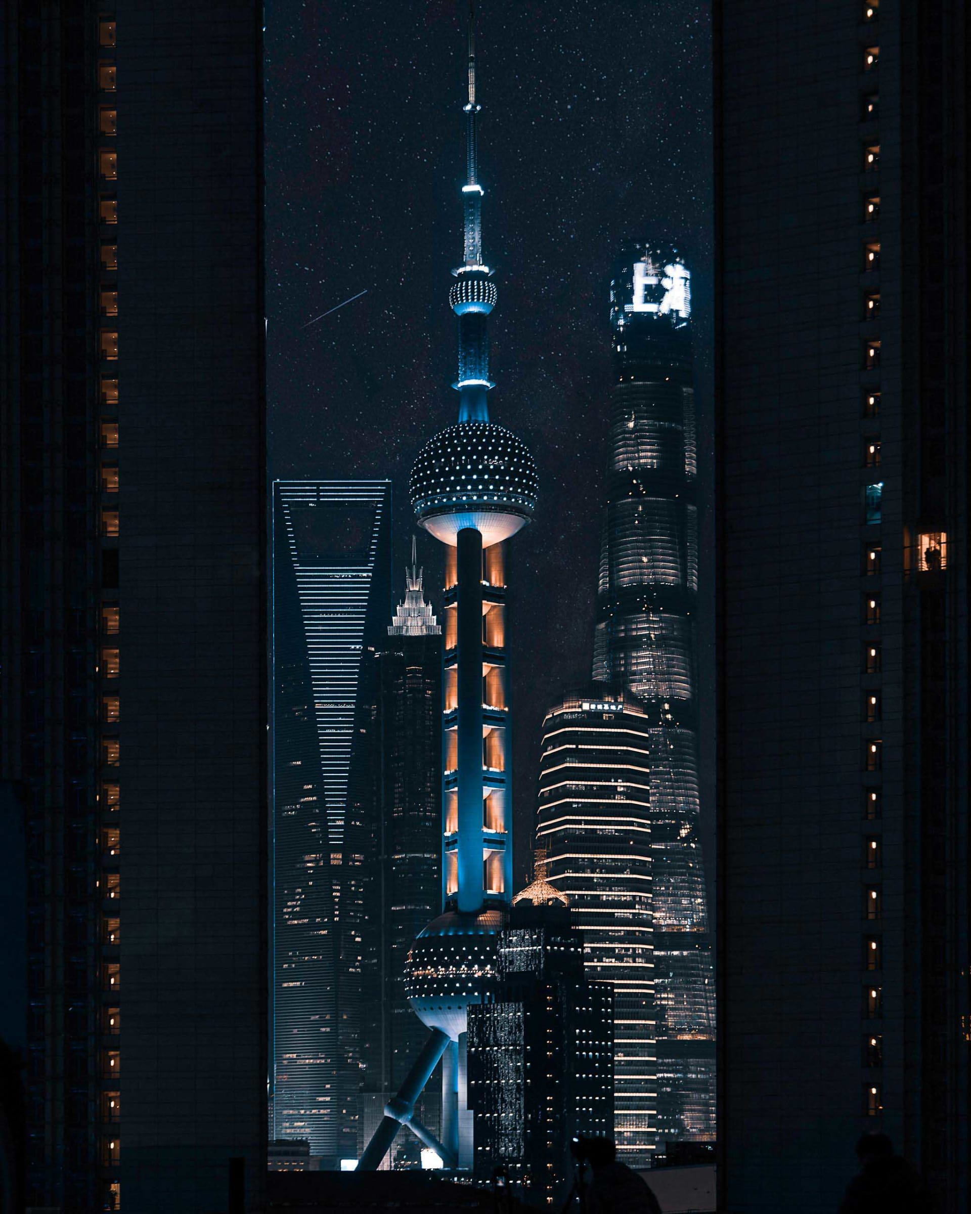 上海夜晚的城市景觀，燈火通明的摩天大樓。