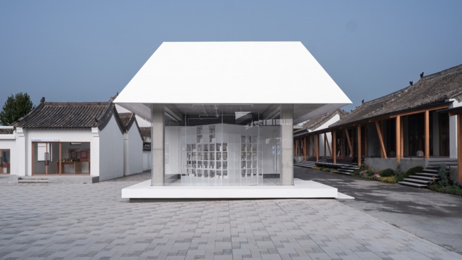 現代展覽空間,搭配玻璃牆與白色天篷。