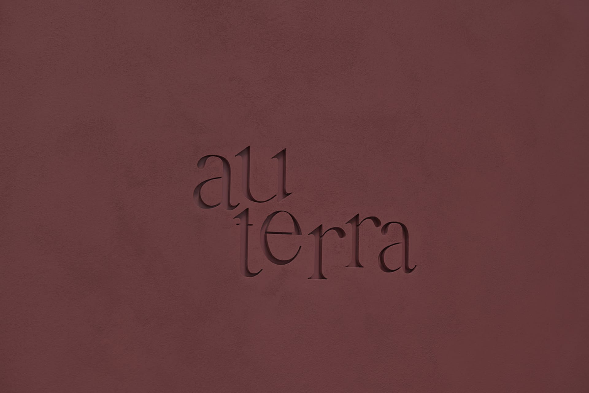 極簡品牌設計的紋理表面，呈現「au terra」字樣。