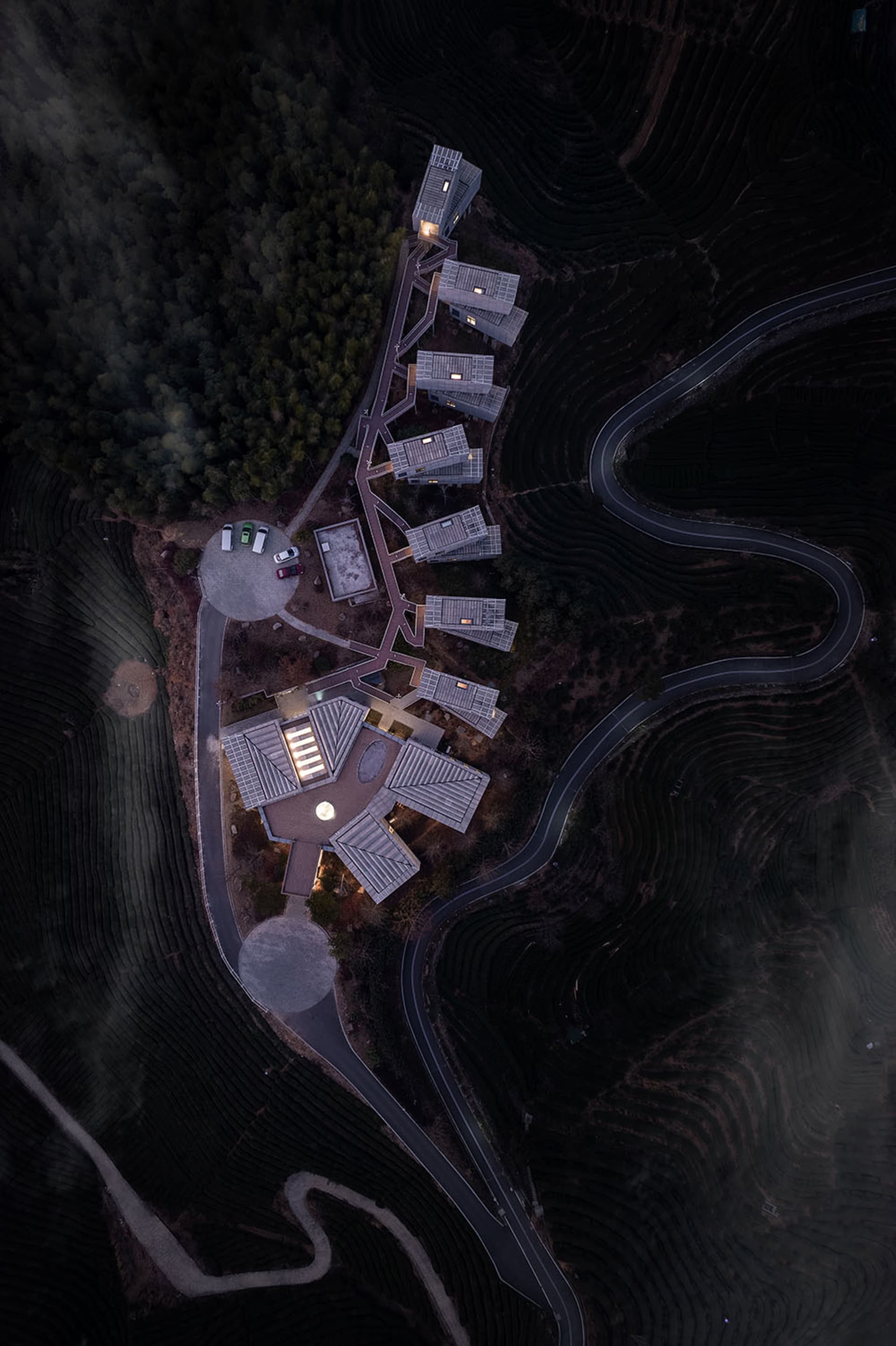 俯瞰現代住宅建築，採用混凝土材質。