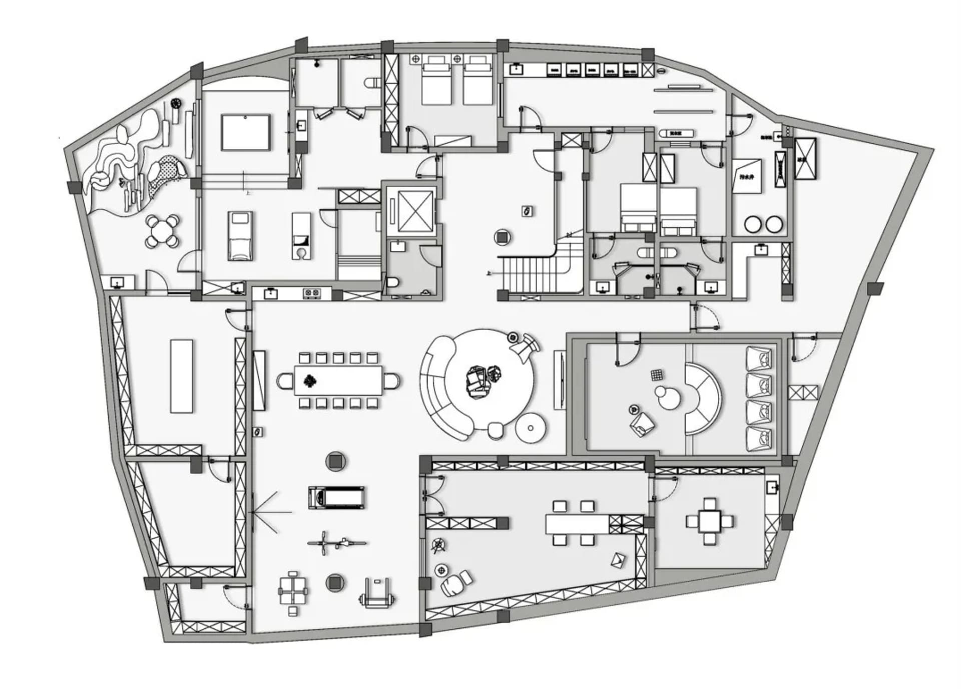 現代客廳鋪設白瓷磚地板,配置大型沙發與餐桌椅組。