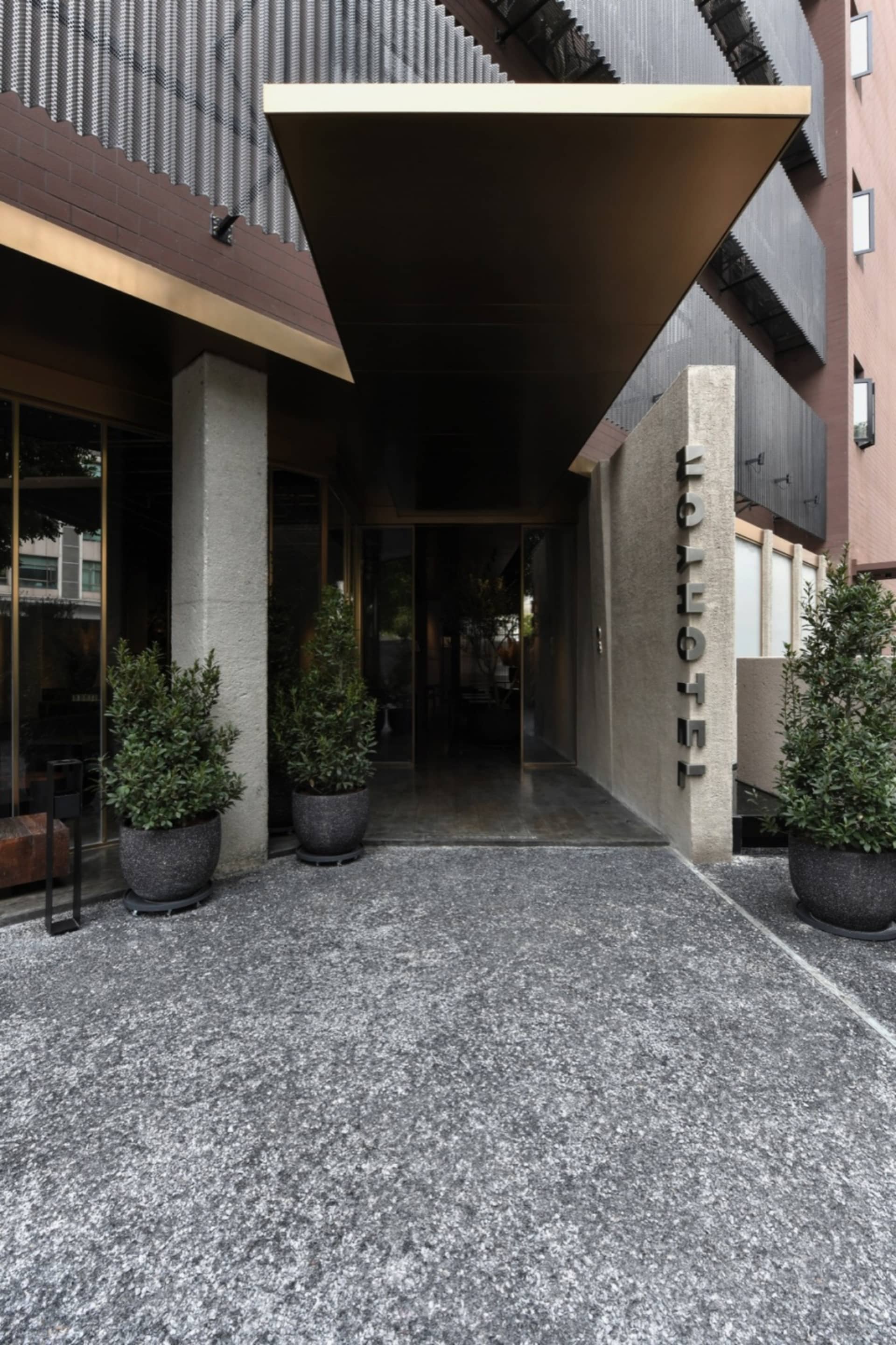 現代酒店入口採用混凝土與玻璃材質。