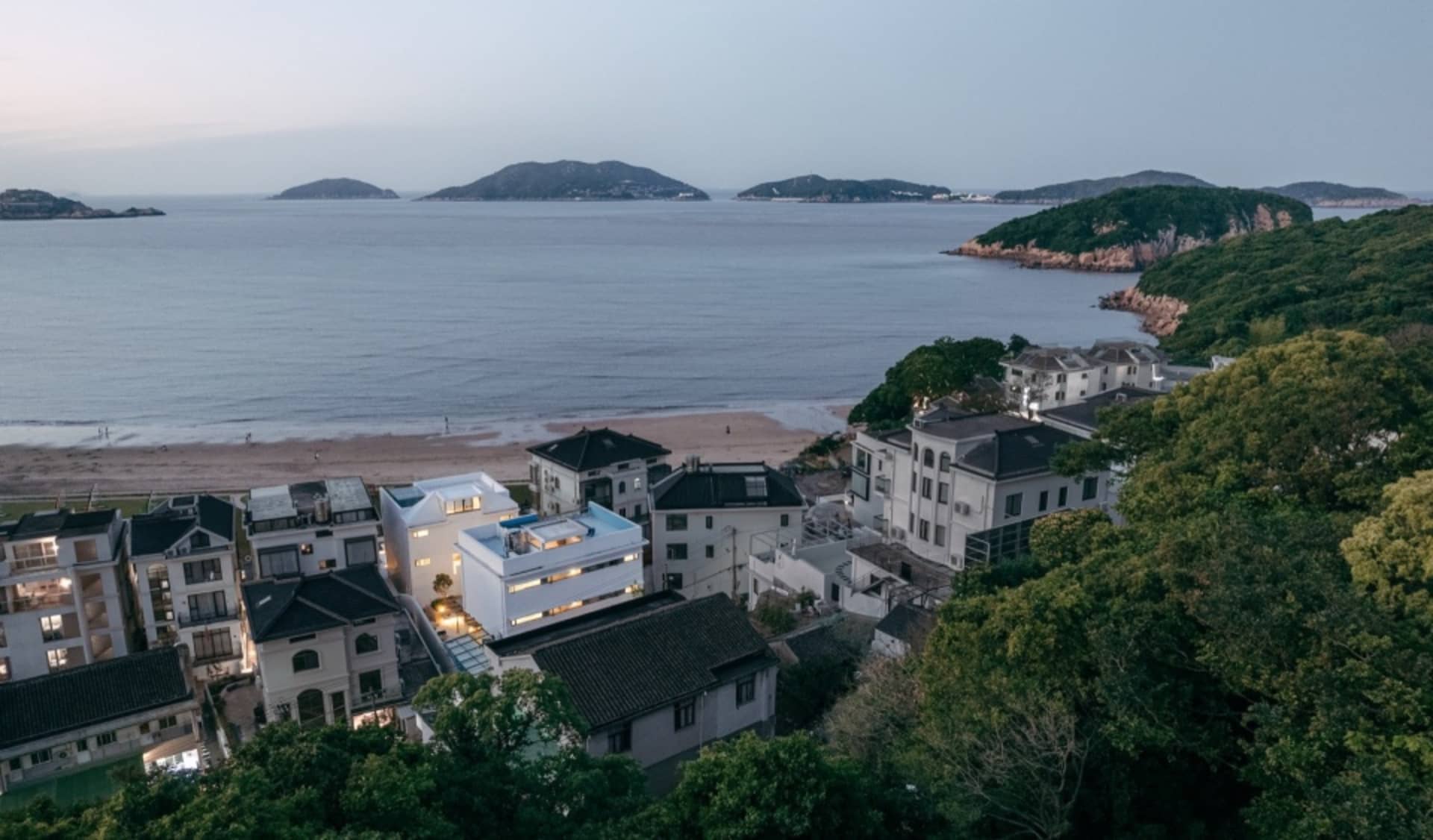 海濱住宅區,岸邊有房屋與樹木