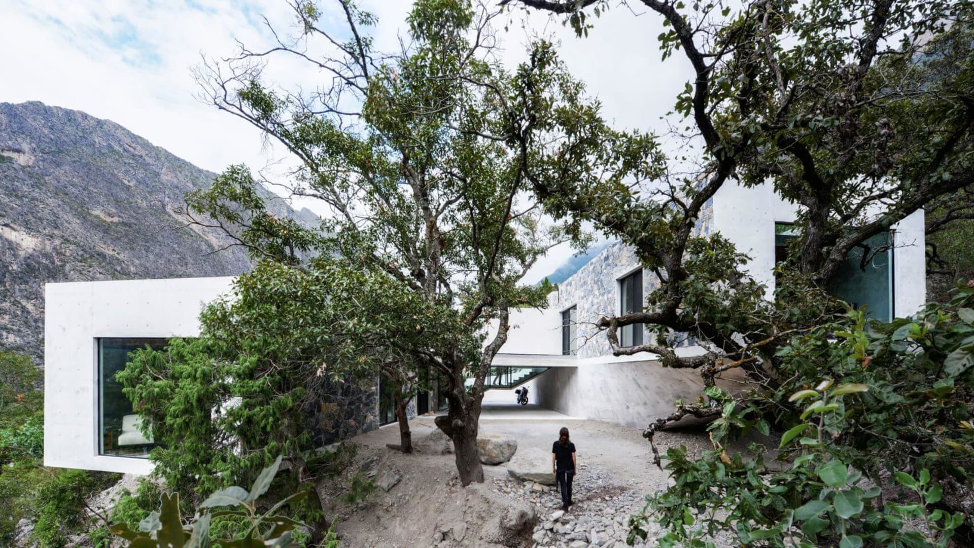 極簡現代住宅建築,採用混凝土與自然石材,坐落於山間峽谷之中。