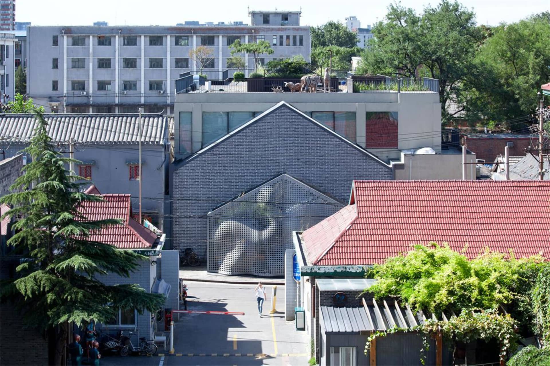 俯視都市開發區，現代磚造建築與綠意交織。