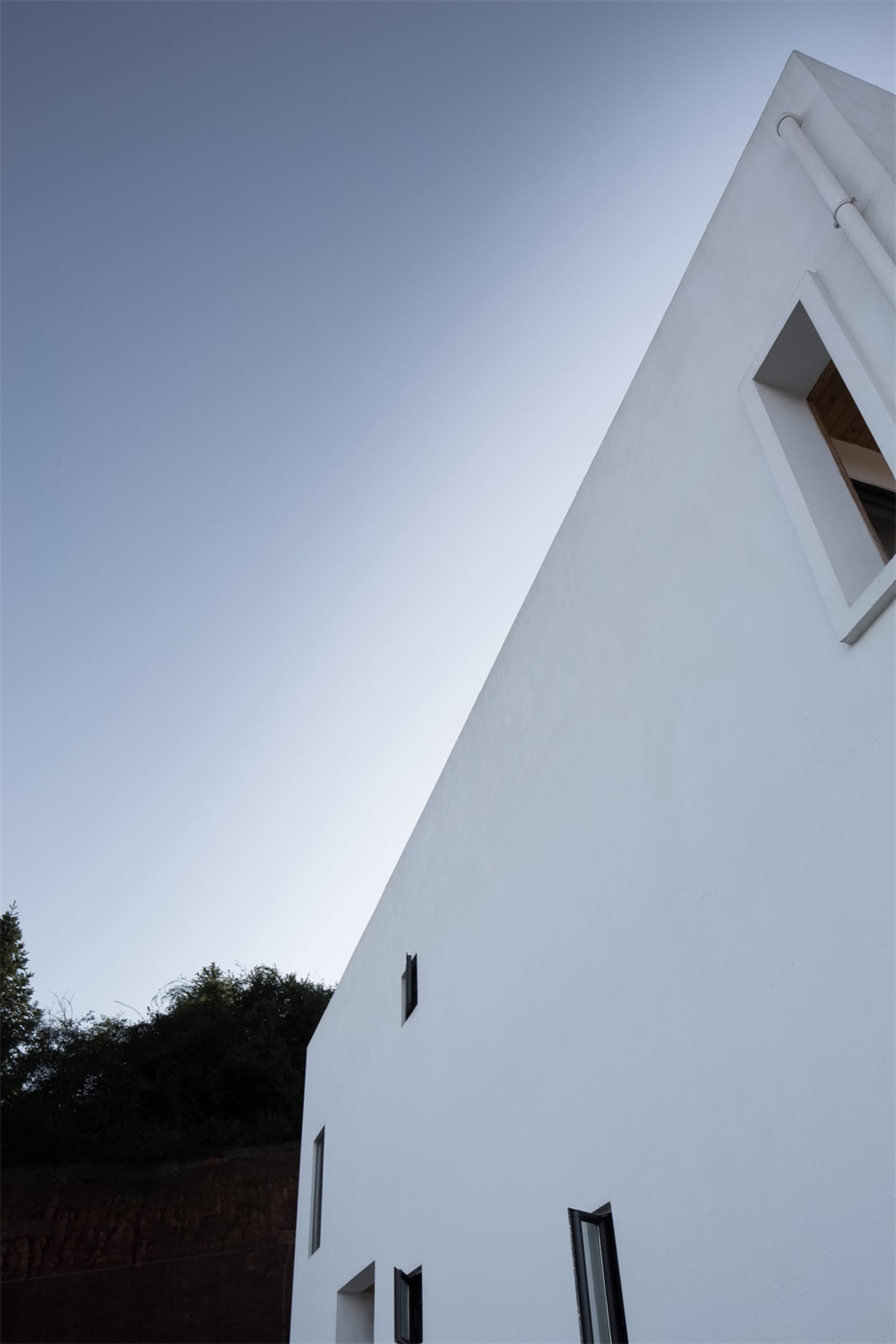 建築物現代白色混凝土外牆。